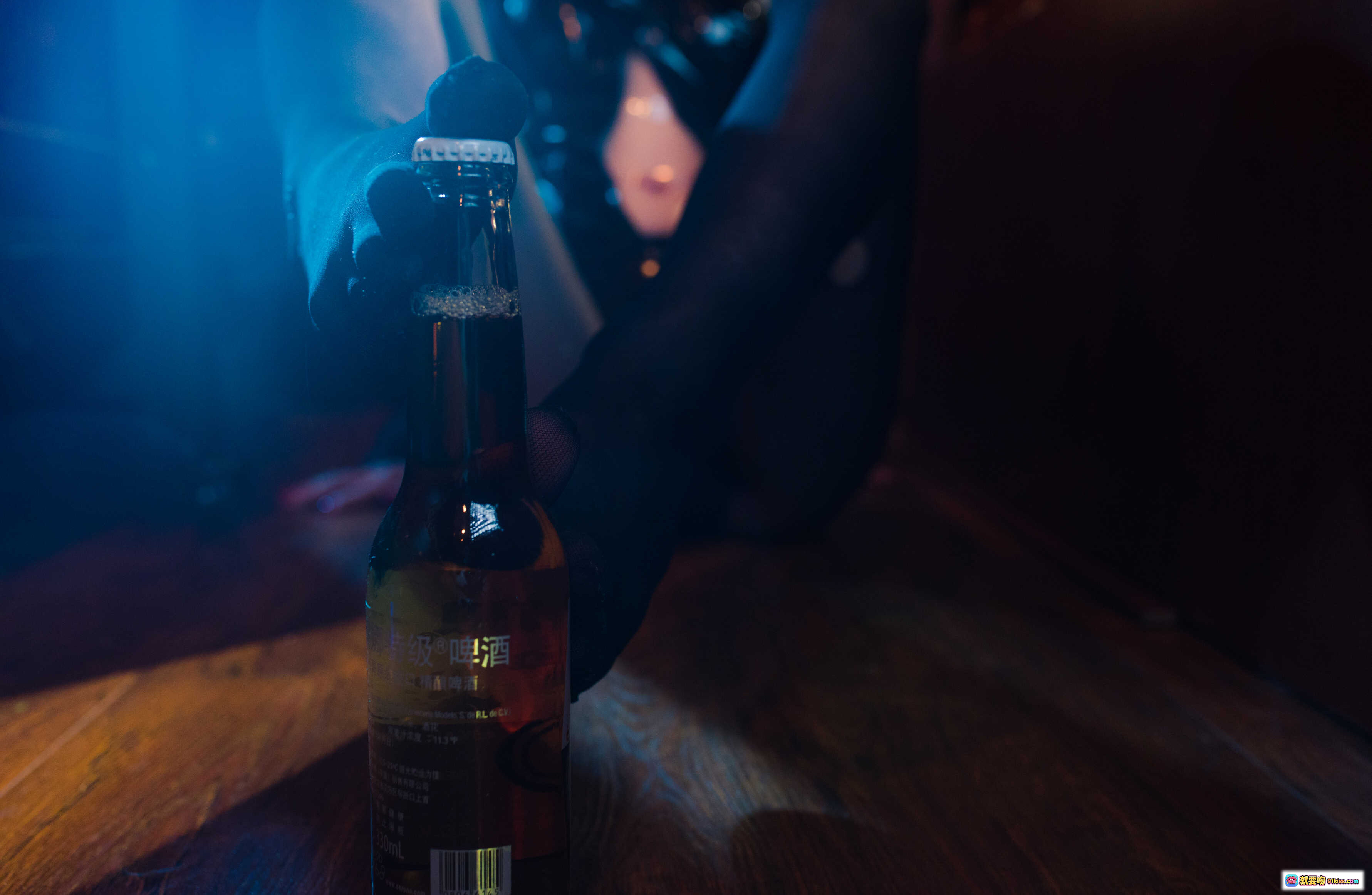 图片[4] - 水淼NO.014兔女郎写真｜性感美腿躺卧酒吧台｜暗调氛围感私房摄影｜16P高清图集 - 就要吻