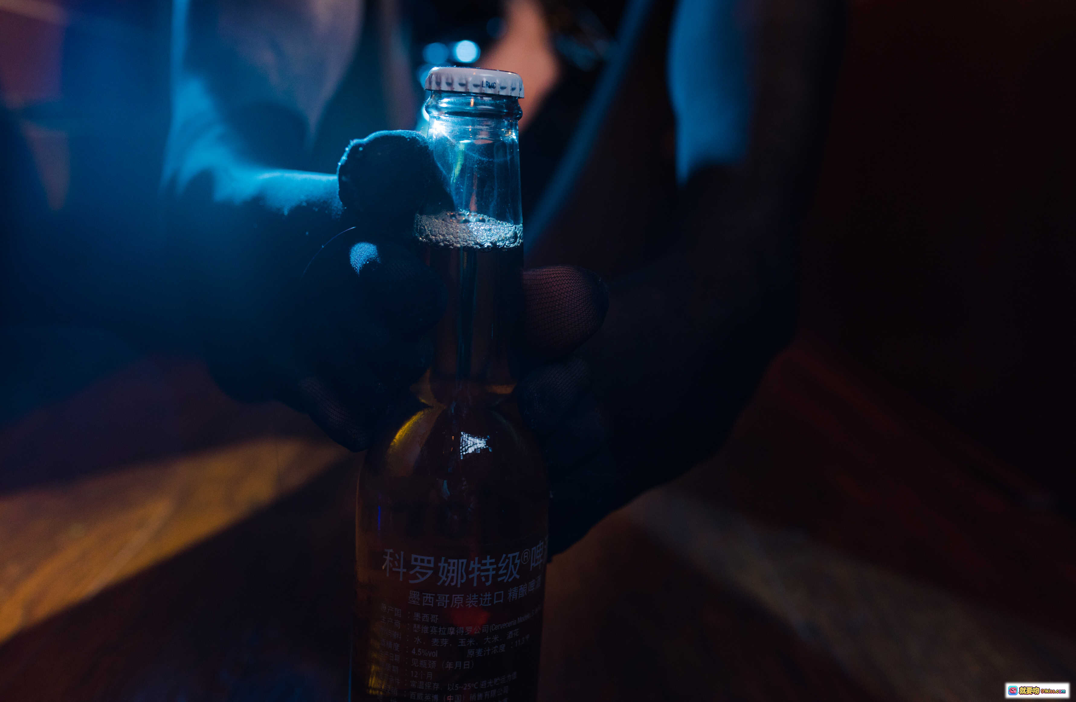 图片[6] - 水淼NO.014兔女郎写真｜性感美腿躺卧酒吧台｜暗调氛围感私房摄影｜16P高清图集 - 就要吻