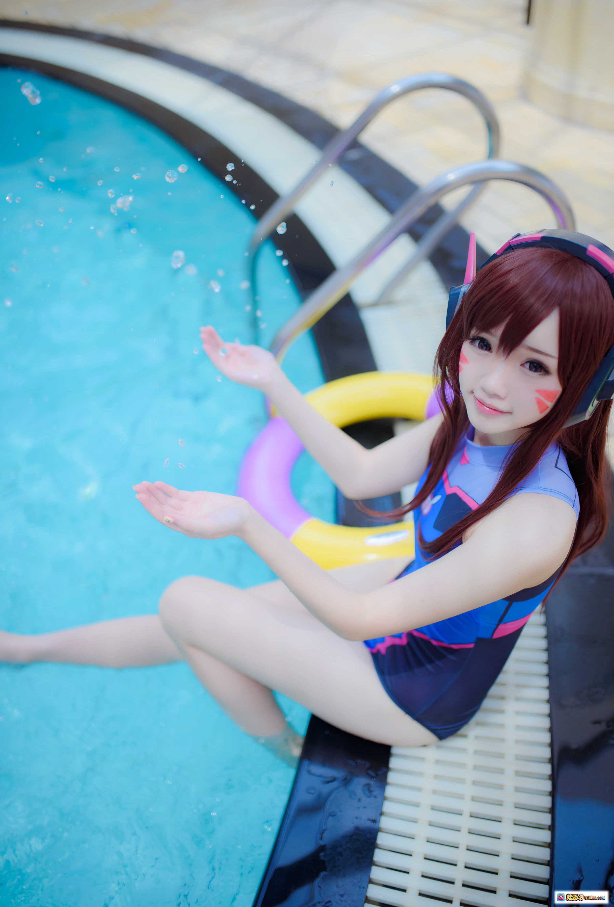 图片[6] - 雪晴Astra NO.017 D.Va泳装Cosplay 游泳池手持黄紫浮圈 二次元动漫角色扮演 精致妆容与耳机造型 31P高清写真 - 就要吻