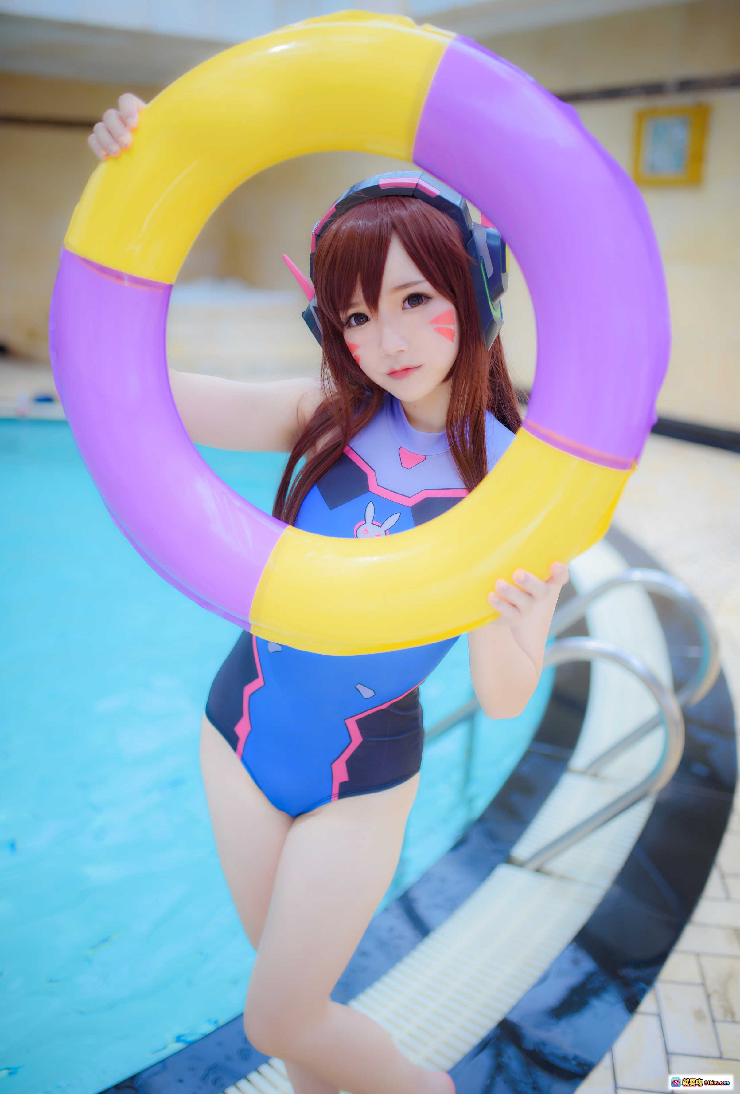 雪晴Astra NO.017 D.Va泳装Cosplay 游泳池手持黄紫浮圈 二次元动漫角色扮演 精致妆容与耳机造型 31P高清写真 - 就要吻