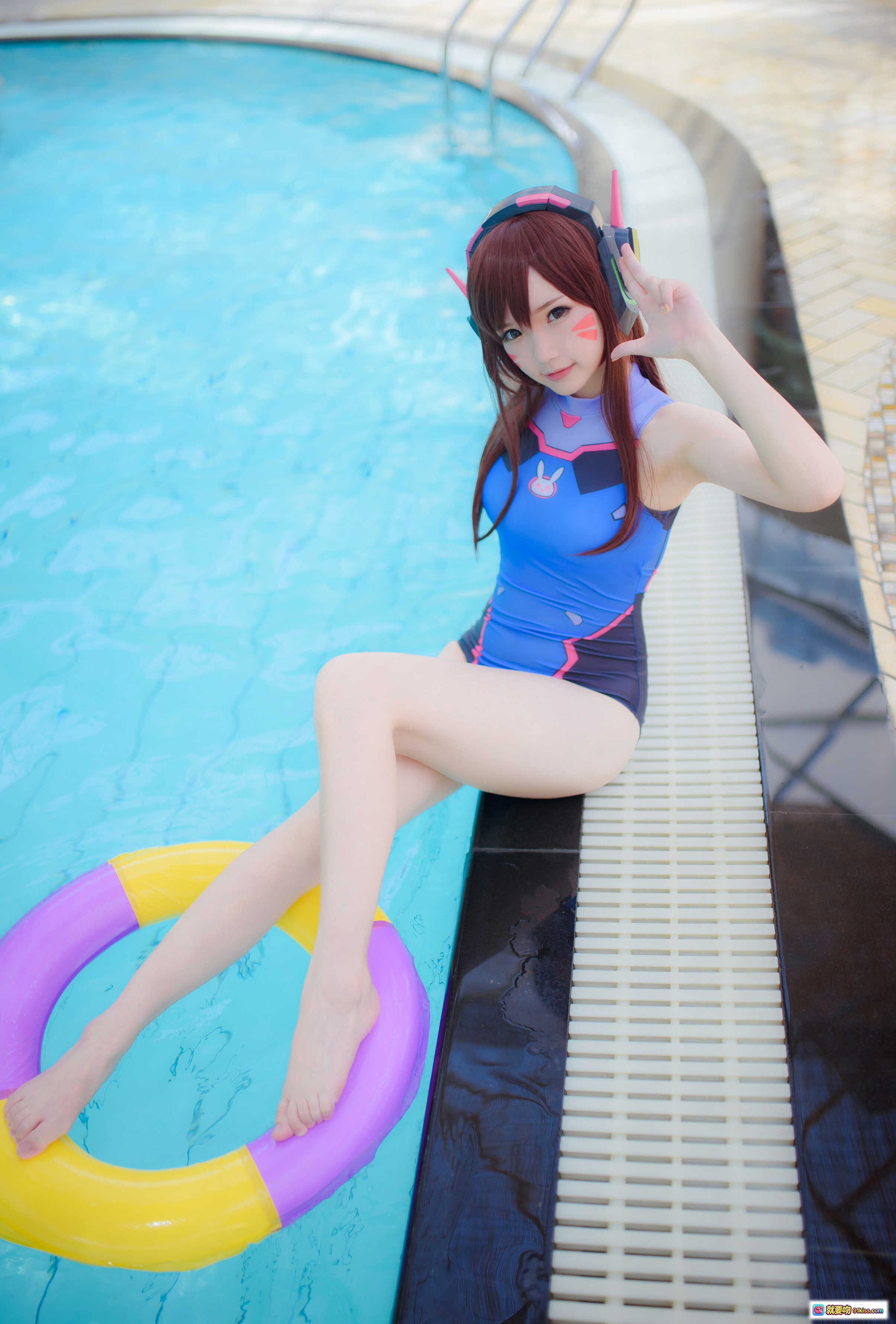 图片[3] - 雪晴Astra NO.017 D.Va泳装Cosplay 游泳池手持黄紫浮圈 二次元动漫角色扮演 精致妆容与耳机造型 31P高清写真 - 就要吻