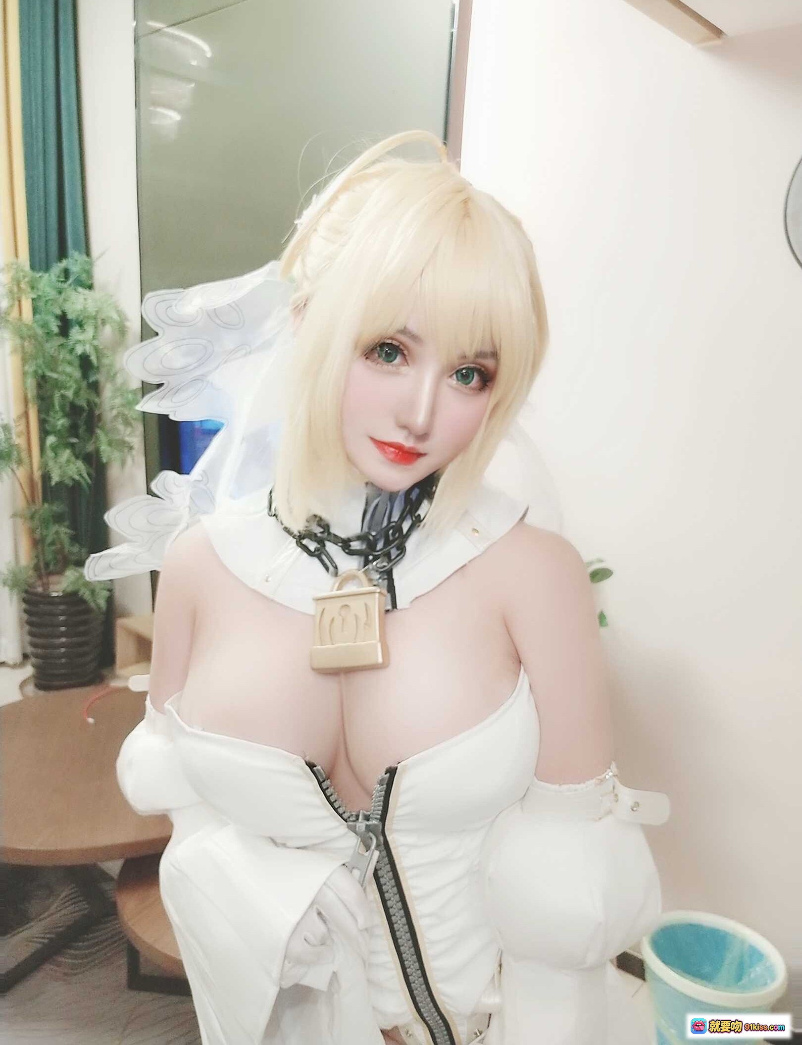 图片[6] - 夏鸽鸽尼禄花嫁cos自拍写真 白色婚纱拉链设计 金发红唇性感造型 室内钟表背景 24P高清图集 - 就要吻