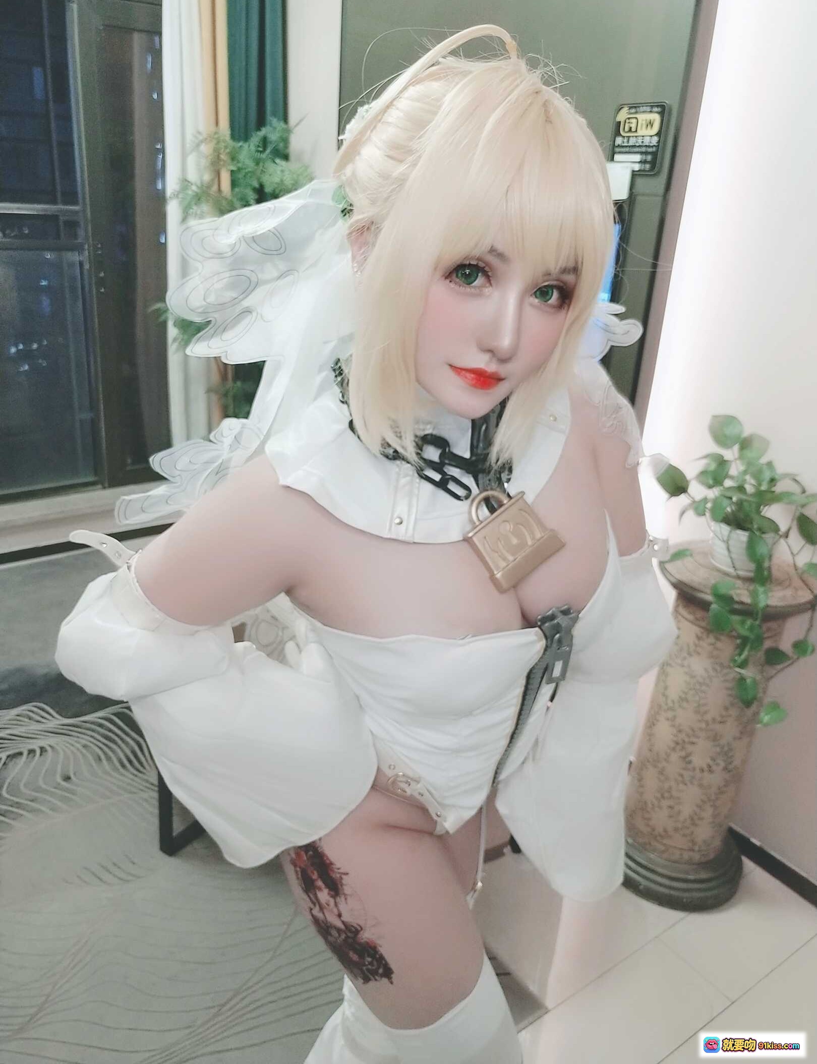 图片[3] - 夏鸽鸽尼禄花嫁cos自拍写真 白色婚纱拉链设计 金发红唇性感造型 室内钟表背景 24P高清图集 - 就要吻