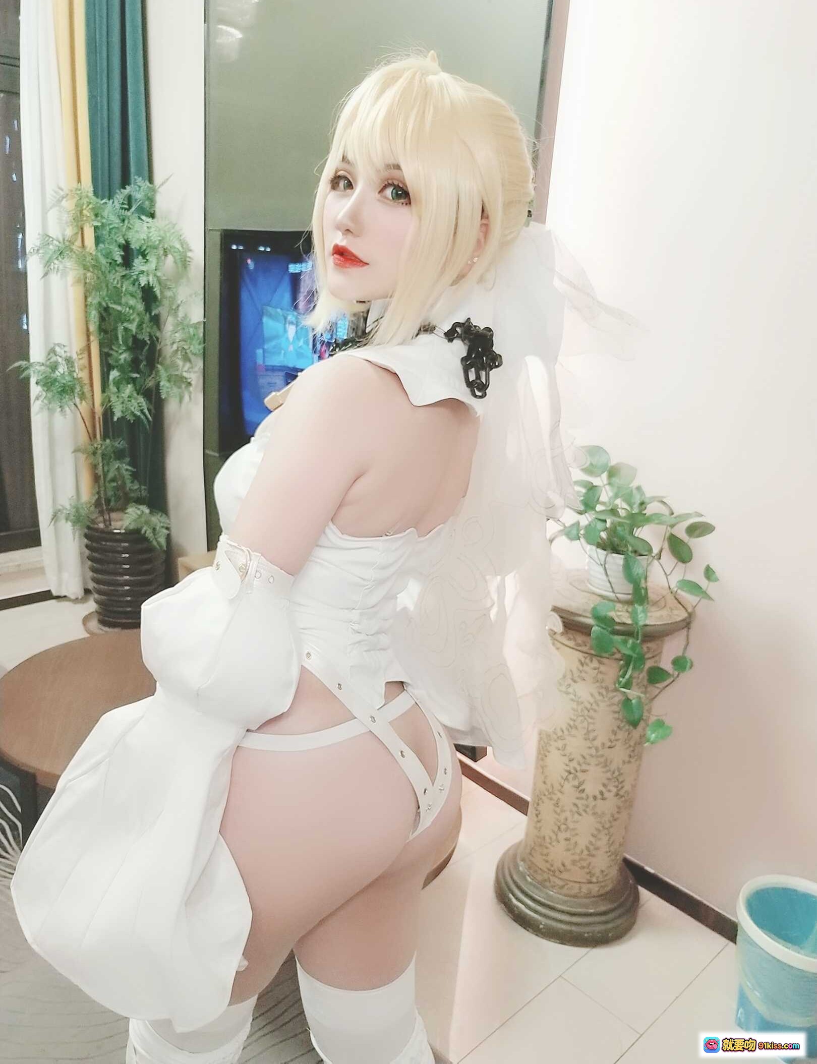 图片[4] - 夏鸽鸽尼禄花嫁cos自拍写真 白色婚纱拉链设计 金发红唇性感造型 室内钟表背景 24P高清图集 - 就要吻