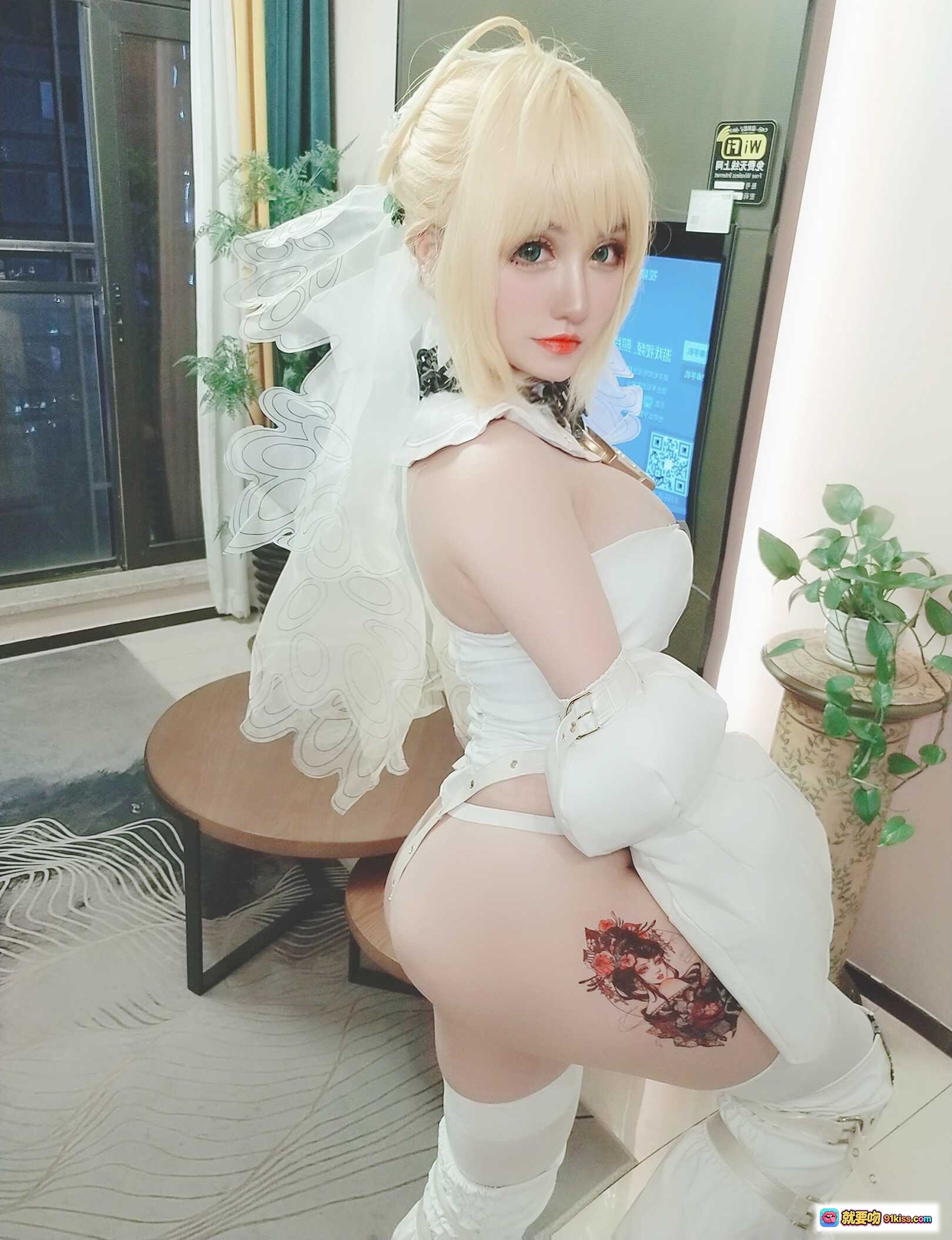 图片[10] - 夏鸽鸽尼禄花嫁cos自拍写真 白色婚纱拉链设计 金发红唇性感造型 室内钟表背景 24P高清图集 - 就要吻