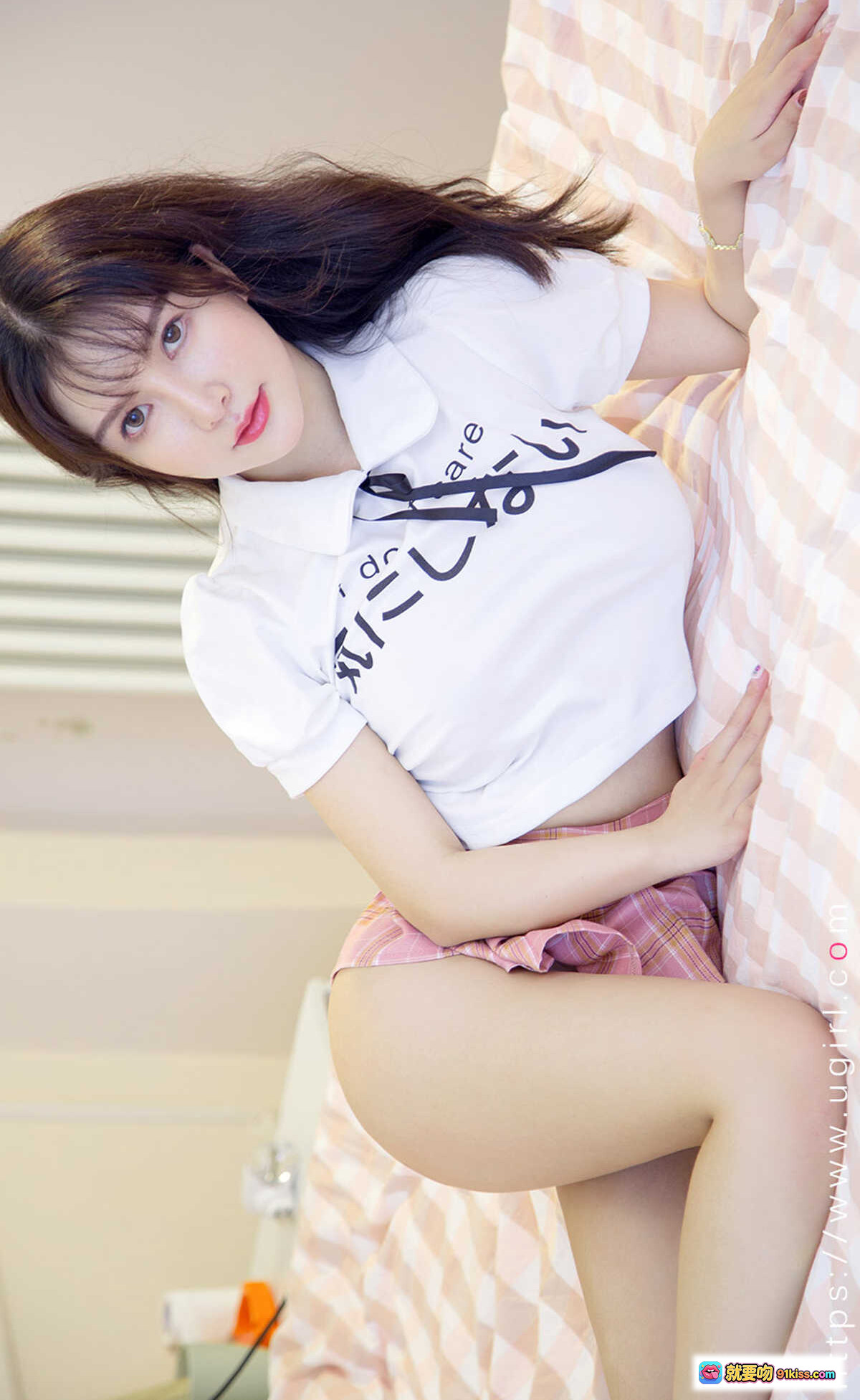 图片[10] - Ugirls尤果网爱尤物No.2189优米甜美少女风写真｜白色字母T恤+粉色格子短裙｜清新床照私房美图 - 就要吻