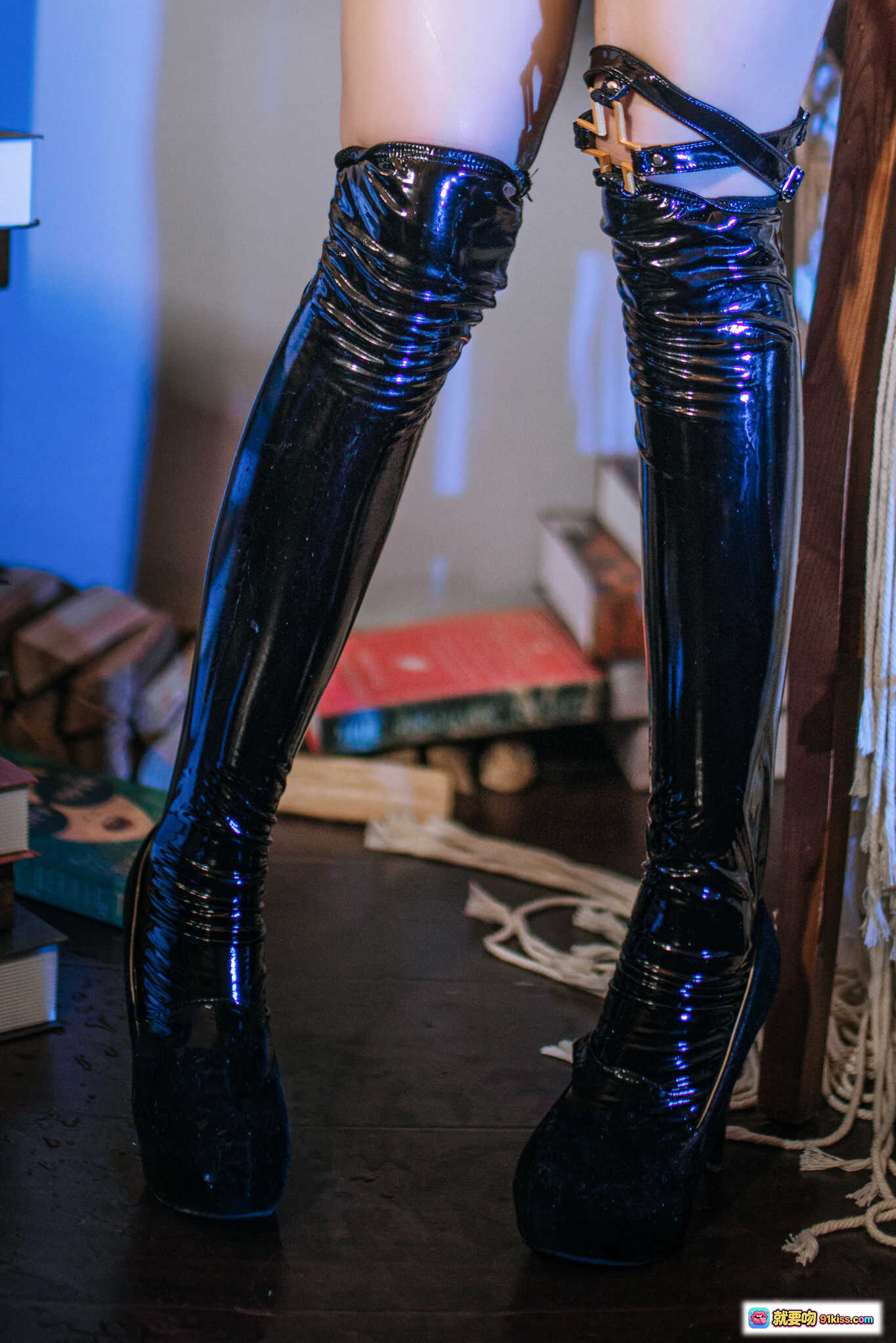 图片[7] - 日奈娇NO.030束缚魅魔cosplay写真 | 黑色皮质恶魔装+红色角+长筒靴+室内场景100P - 就要吻