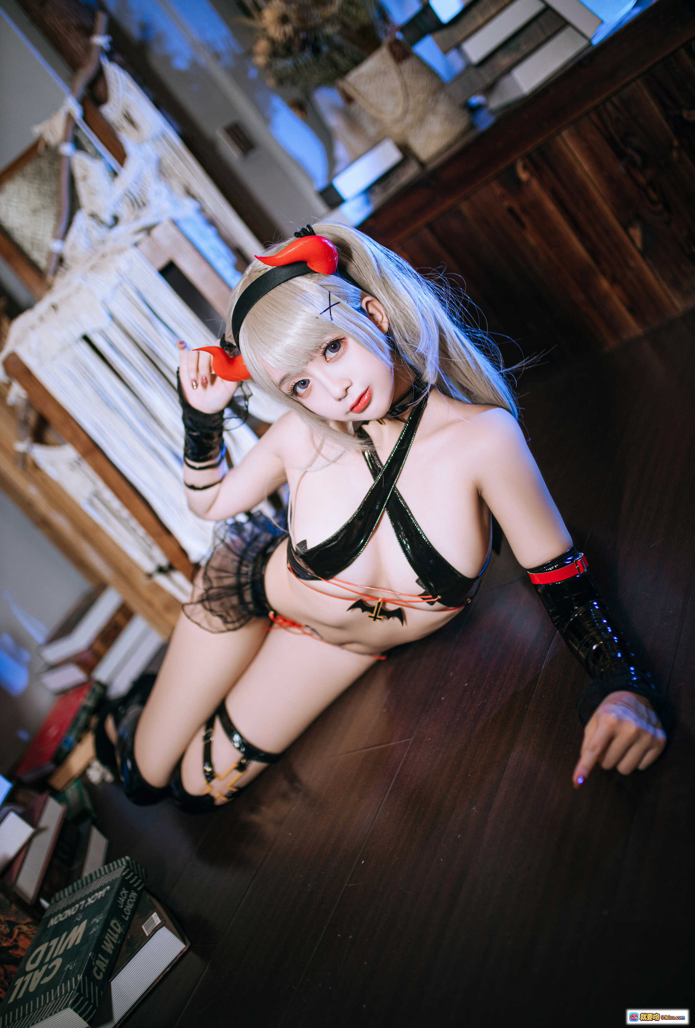 图片[8] - 日奈娇NO.030束缚魅魔cosplay写真 | 黑色皮质恶魔装+红色角+长筒靴+室内场景100P - 就要吻