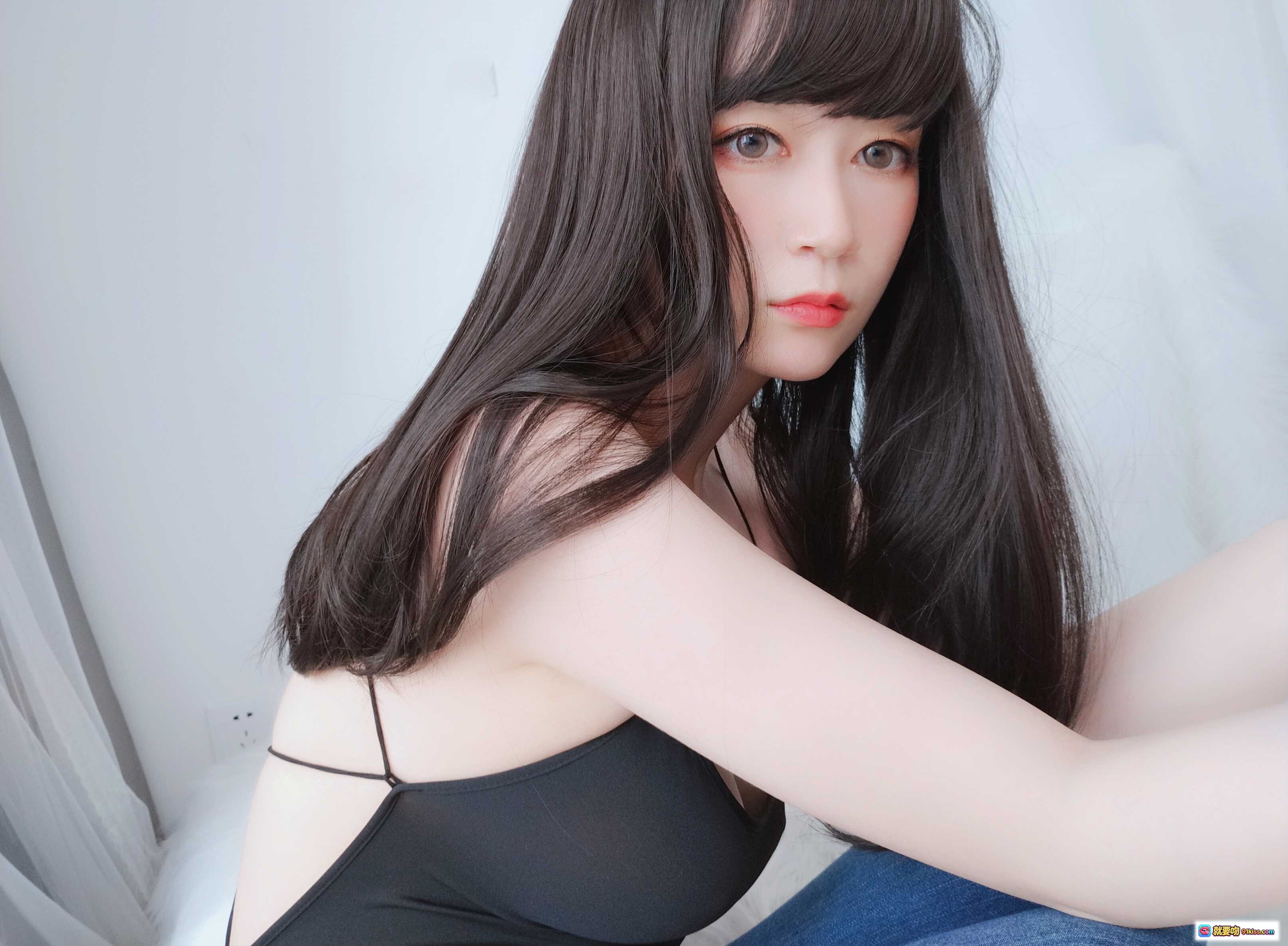 图片[2] - 白银81 NO.035 露背上衣性感写真 64P高清美图 黑色吊带牛仔裤居家风少女私房照 - 就要吻