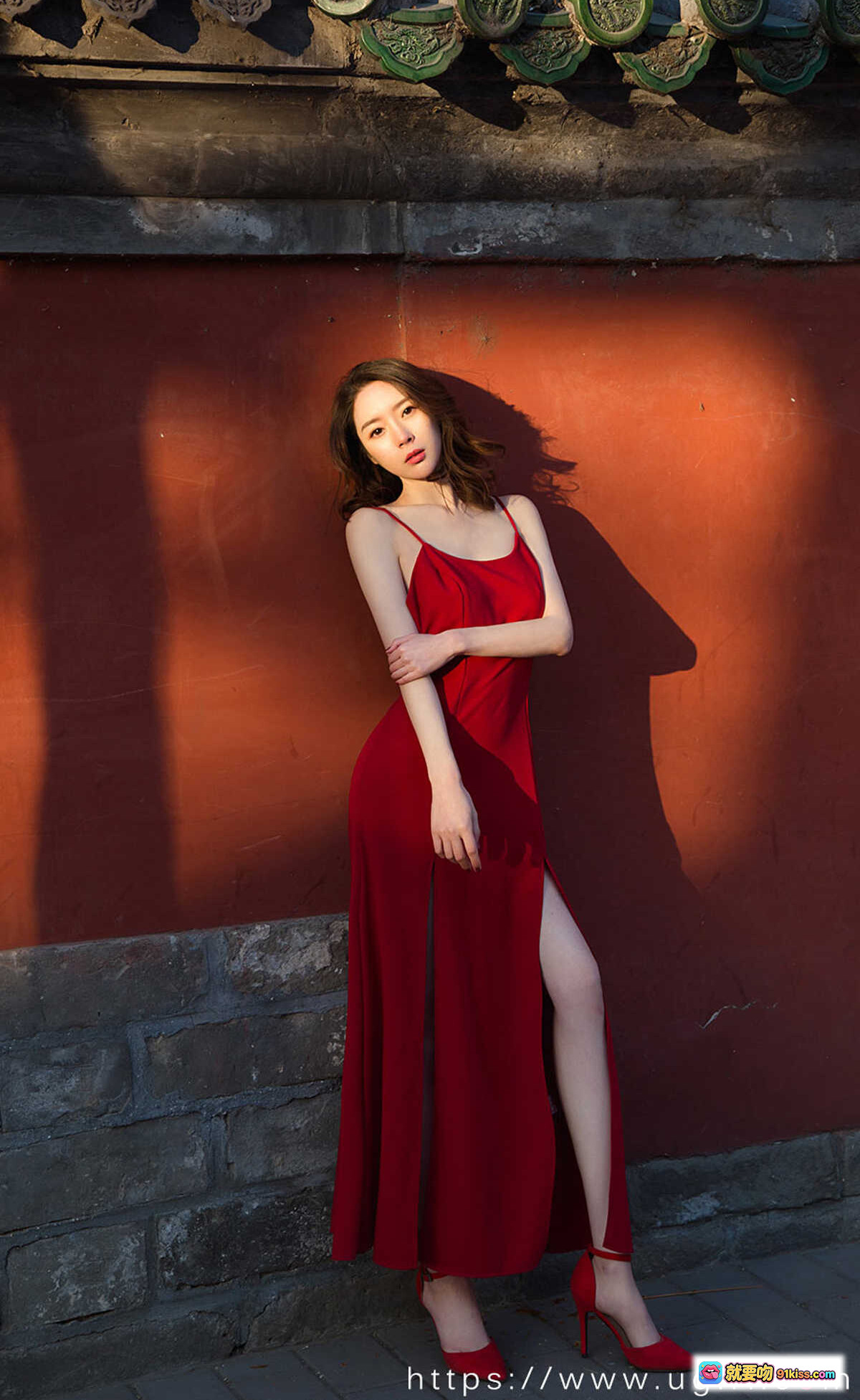 图片[1] - 红裙美女古建筑写真 | Ugirls尤果网爱尤物No.2104模特合辑 | 高开叉长裙光影人像摄影 - 就要吻