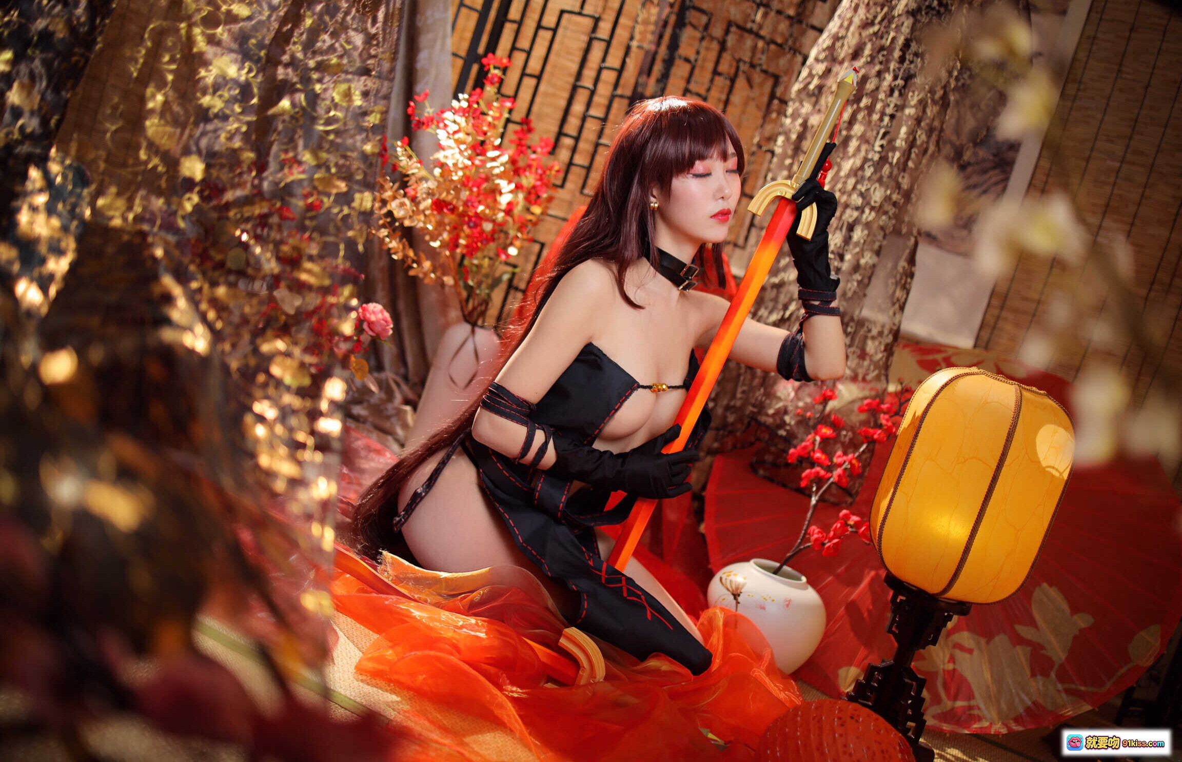 图片[2] - 抖娘利世NO.052虞美人Cosplay写真 | 黑红和风造型+双刀武器+性感露背装+日式庭院布景+16P高清图集 - 就要吻