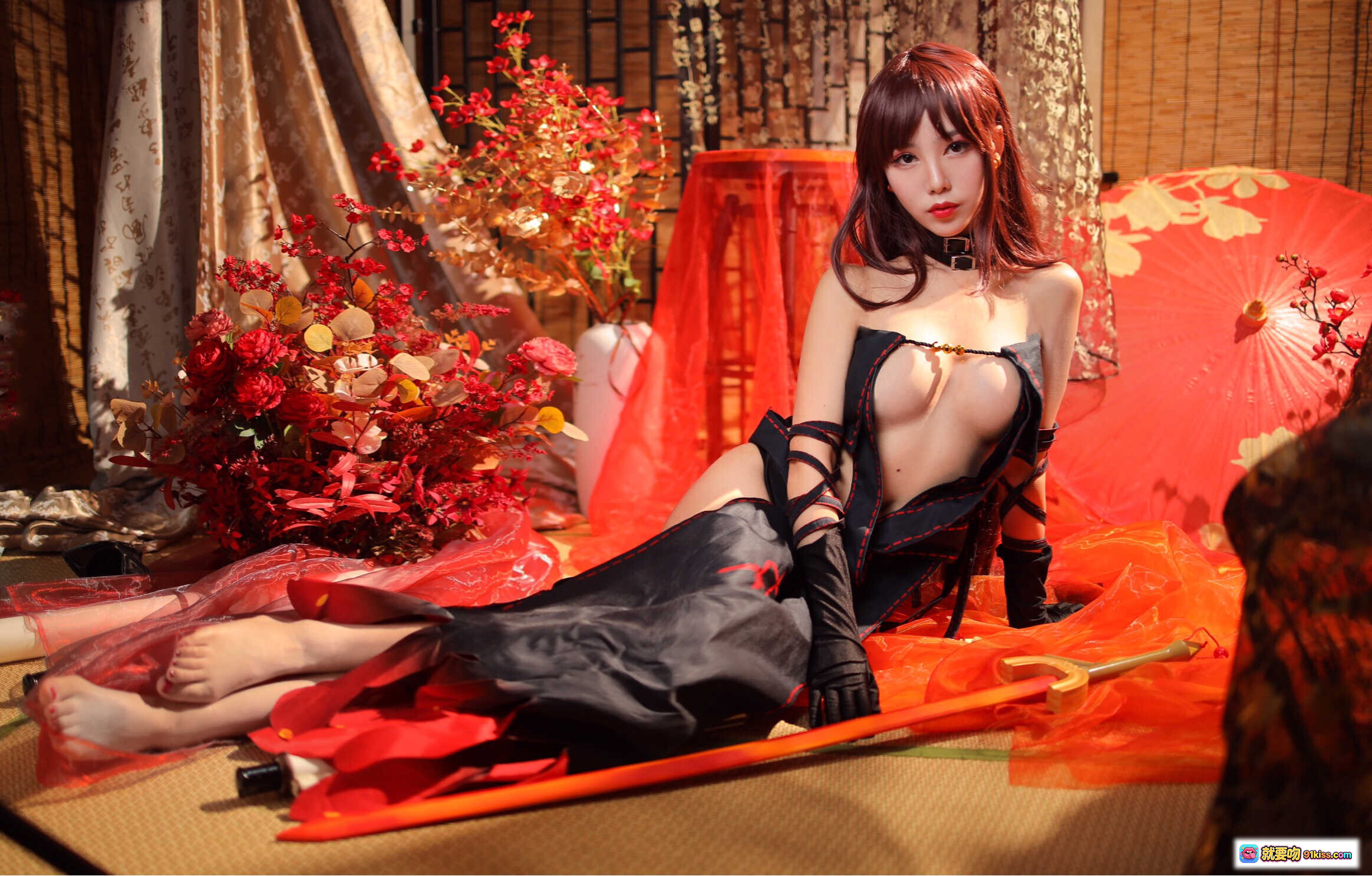 图片[8] - 抖娘利世NO.052虞美人Cosplay写真 | 黑红和风造型+双刀武器+性感露背装+日式庭院布景+16P高清图集 - 就要吻