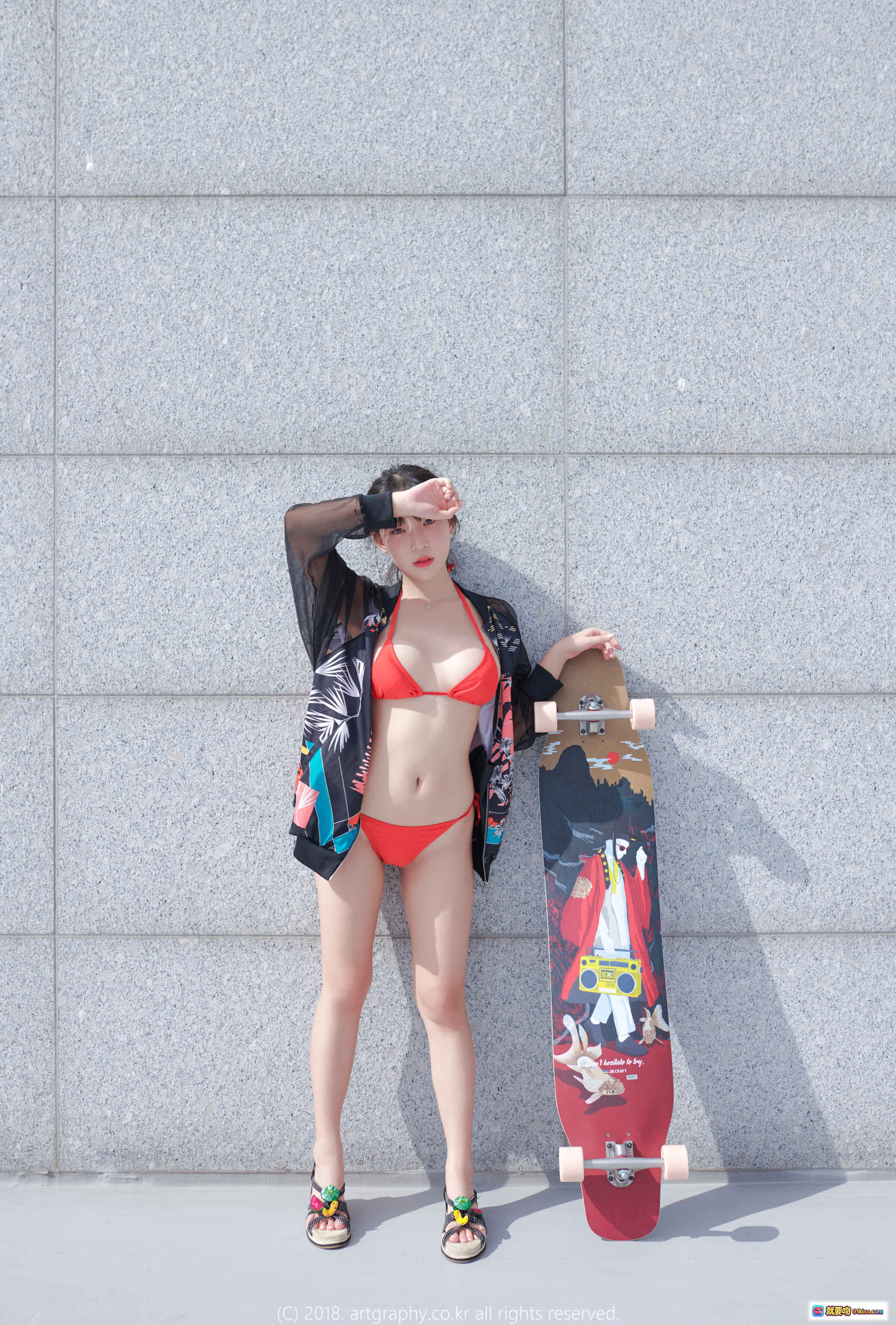 图片[3] - 姜仁卿 NO.007 ARTGRAVIA_VOL38 红色比基尼美臀少女靠墙持滑板写真 时尚街头风阳光户外摄影 - 就要吻