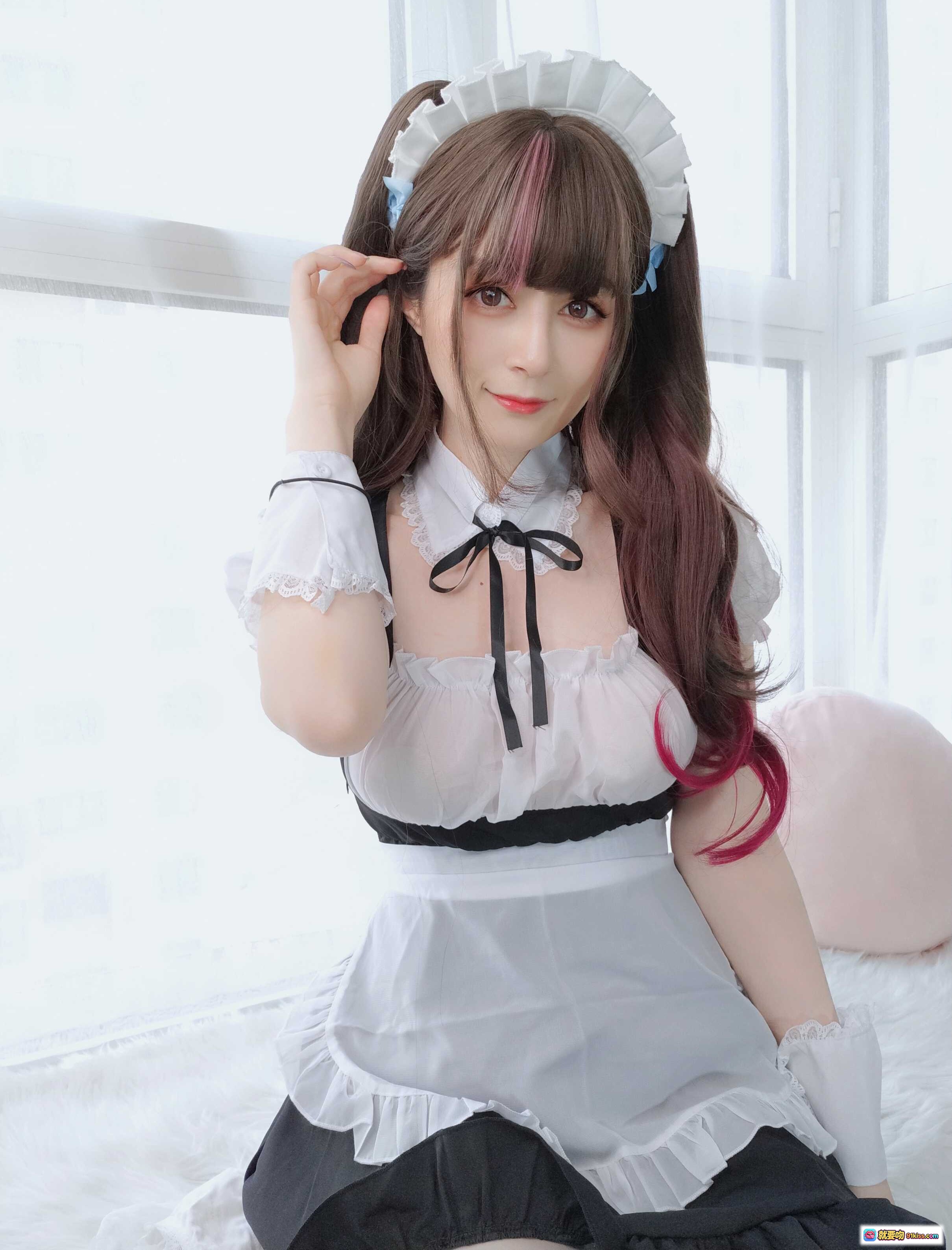图片[8] - 白银81 NO.074 主人满意吗｜女仆装Cosplay｜双马尾红挑染｜蕾丝边白袜｜窗边柔光写真｜58P高清图集 - 就要吻