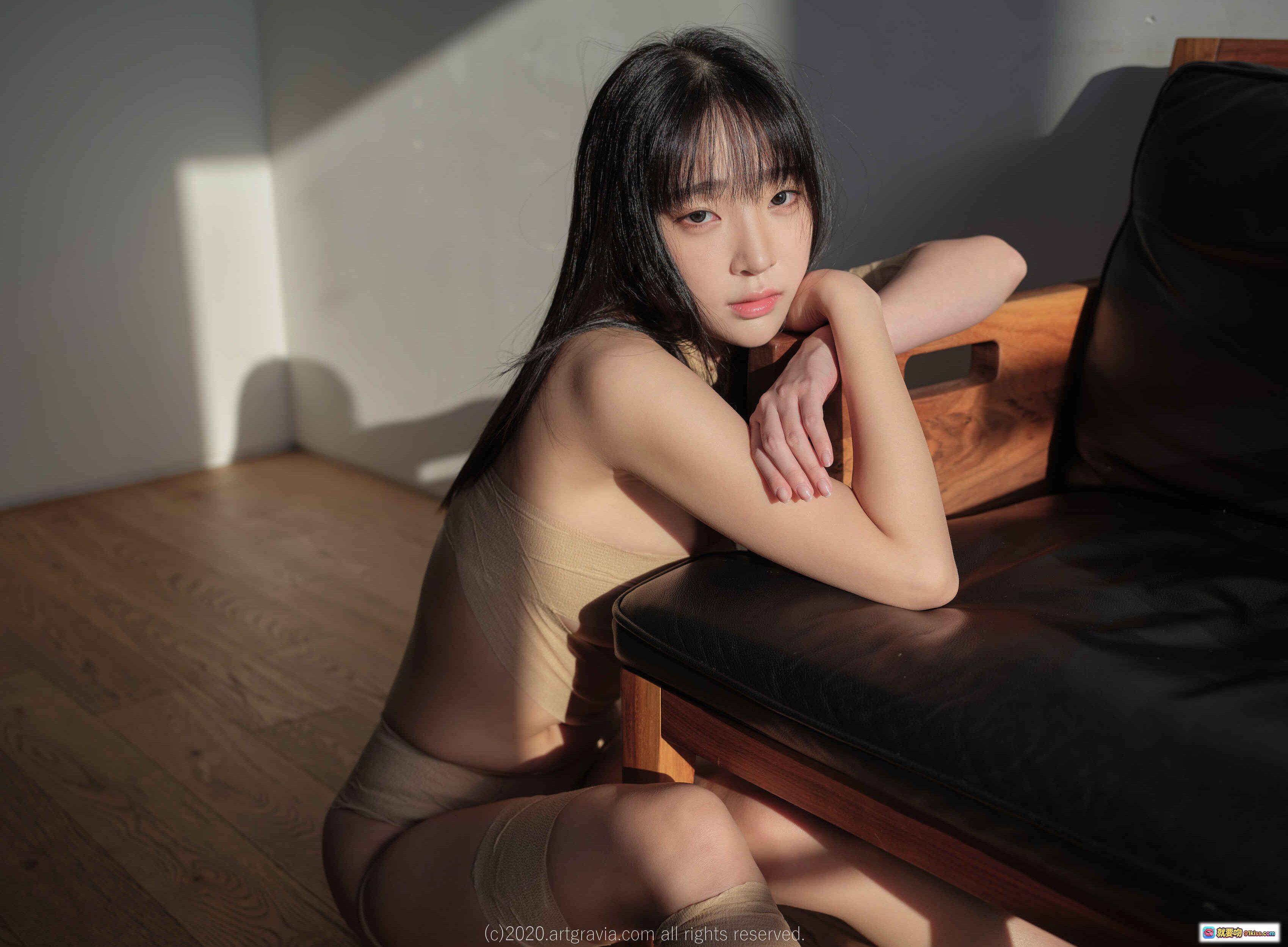 图片[1] - 姜仁卿NO.031 ARTGRAVIA_VOL209 优雅坐姿光影写真 室内木质地板黑皮沙发自然光人像摄影 - 就要吻
