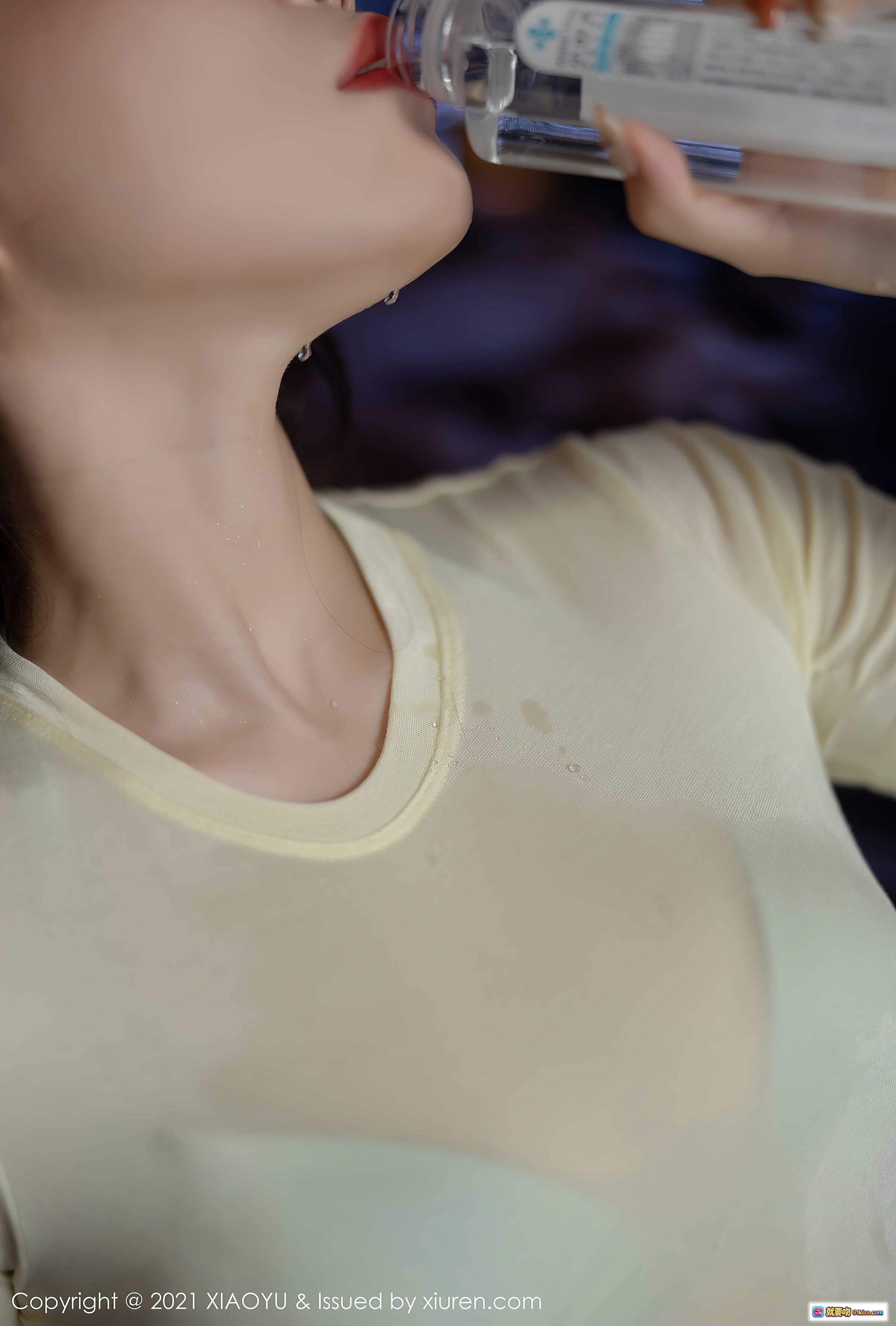 图片[9] - 芝芝Booty优雅倚墙喝水写真 | XIAOYU语画界2021.04.27 Vol.517 | 白色紧身裤高跟鞋时尚美拍 - 就要吻