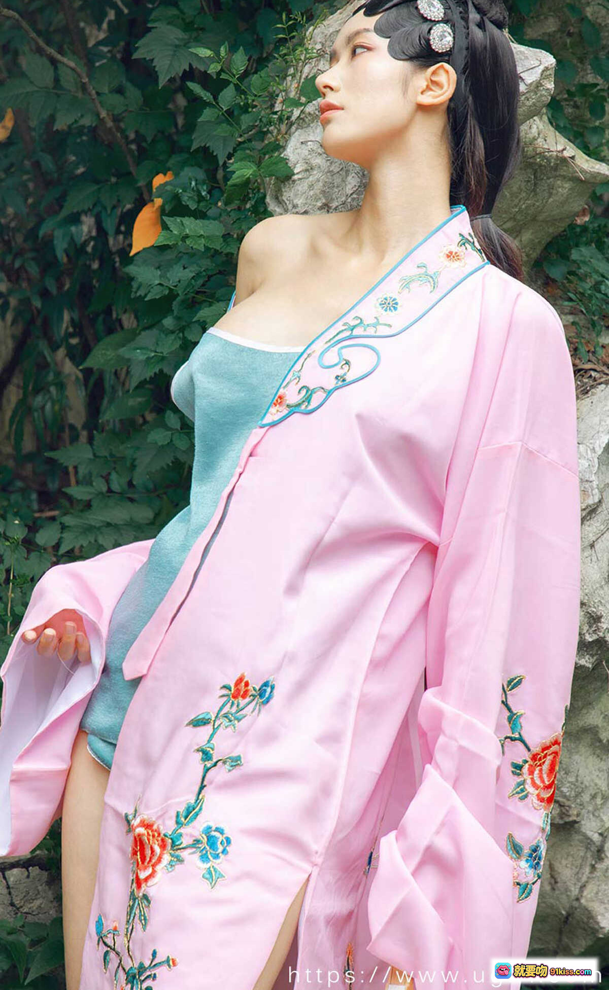 妮小妖古风写真 | 粉色刺绣汉服 | 露肩设计 | 园林背景 | 优雅盘发 | Ugirls尤果网爱尤物No.2152 - 就要吻