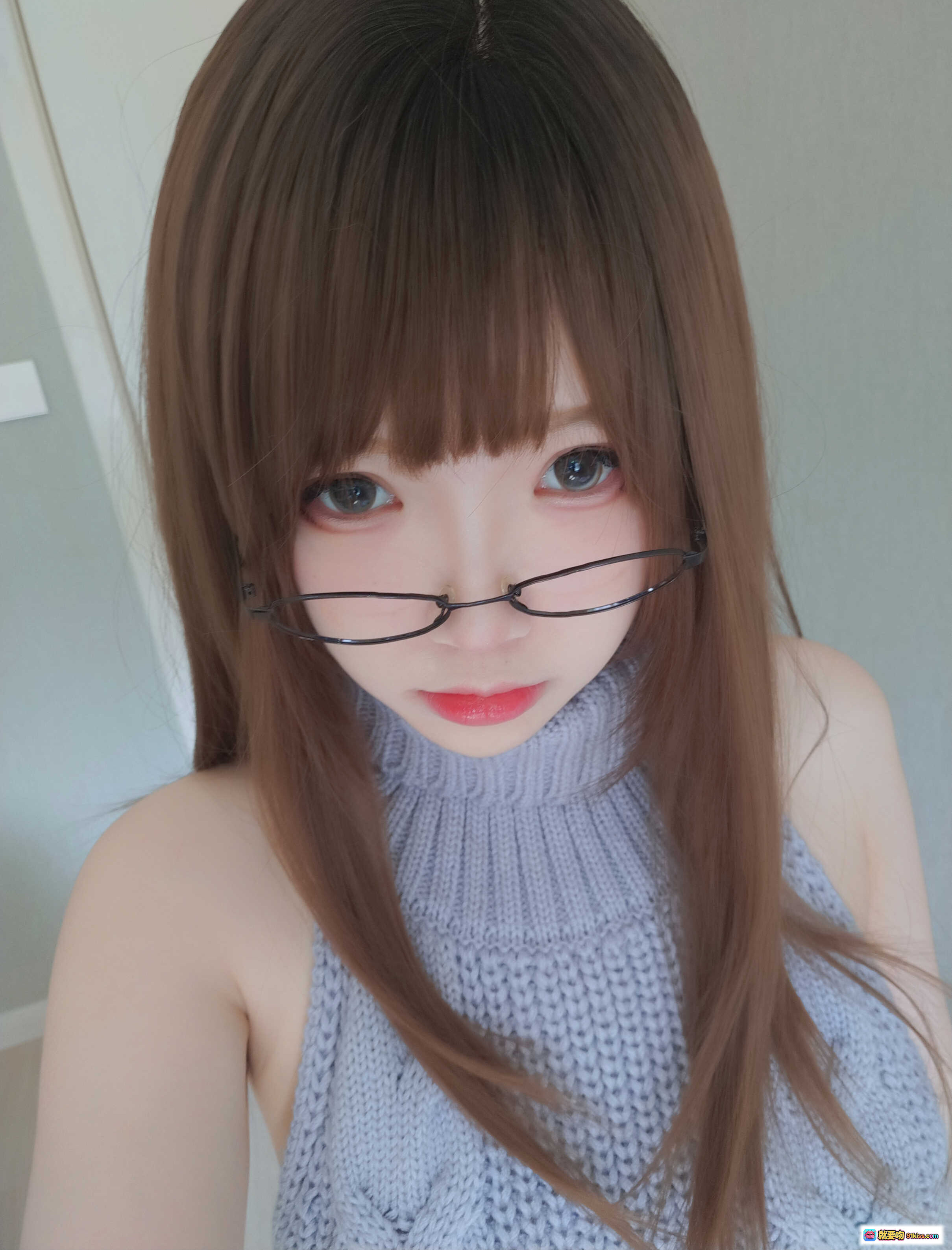 图片[1] - 雪晴Astra NO.021 黑丝漏背毛衣写真 甜美长发眼镜少女 高领针织无袖造型 清新室内自拍风格 - 就要吻