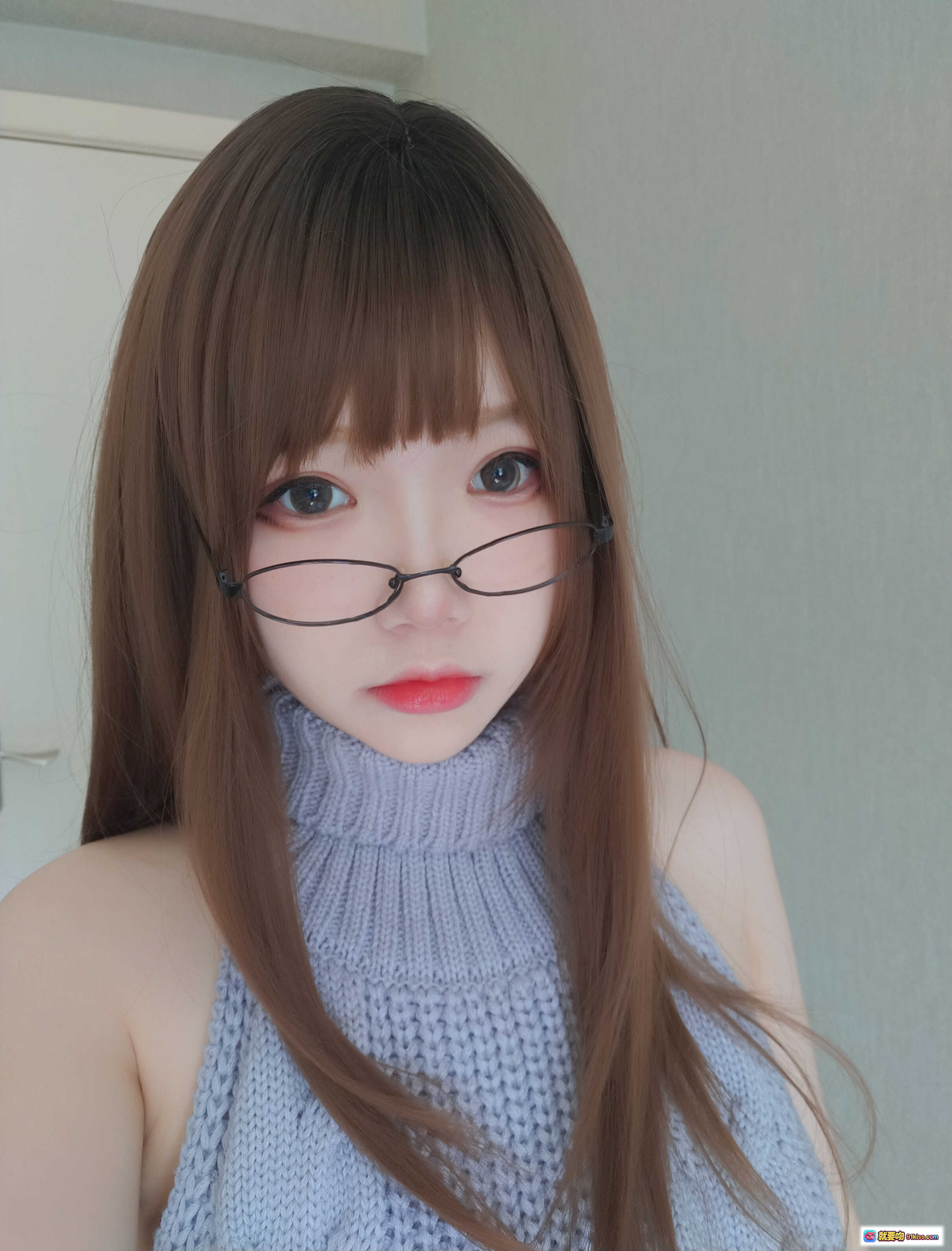 图片[2] - 雪晴Astra NO.021 黑丝漏背毛衣写真 甜美长发眼镜少女 高领针织无袖造型 清新室内自拍风格 - 就要吻