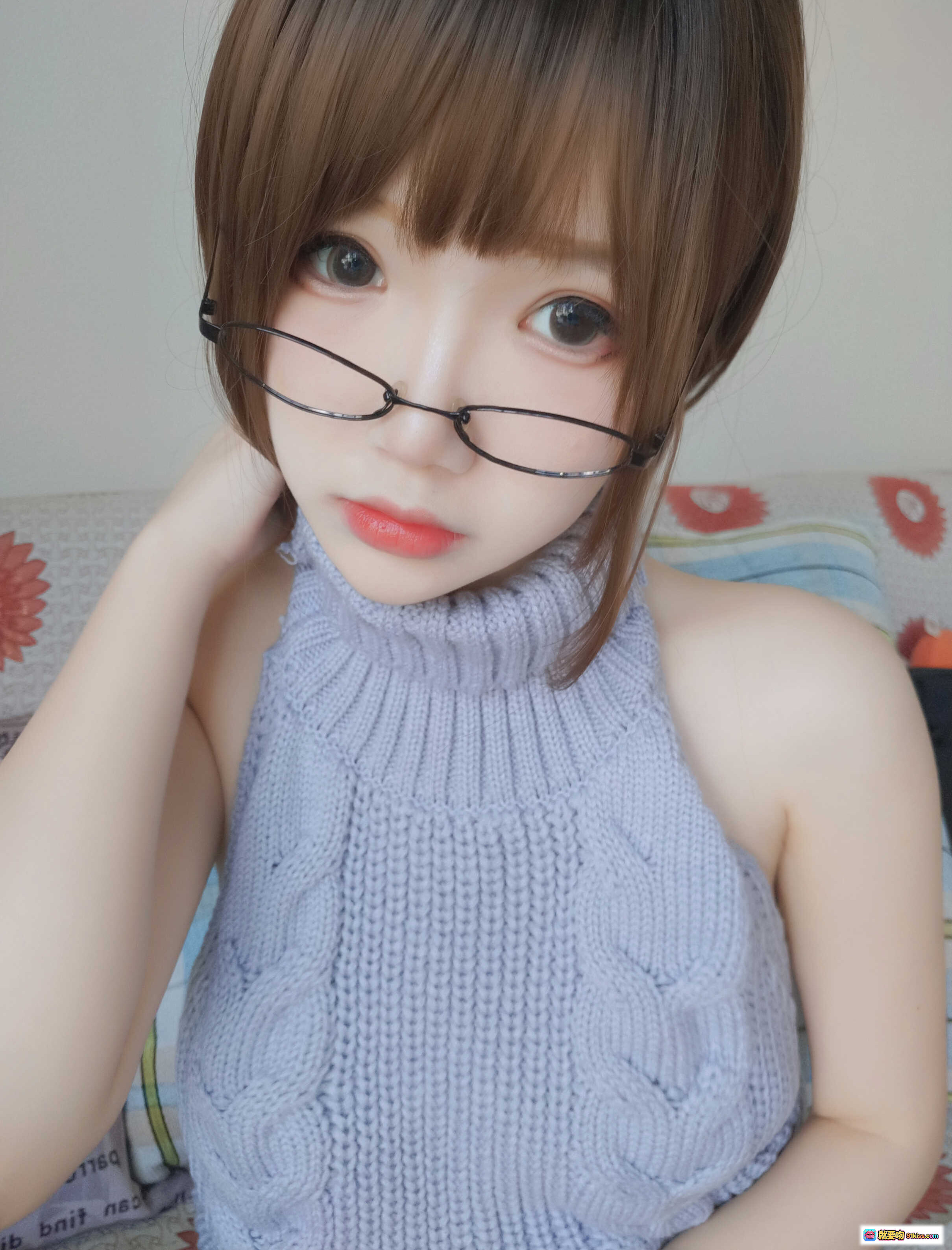 图片[5] - 雪晴Astra NO.021 黑丝漏背毛衣写真 甜美长发眼镜少女 高领针织无袖造型 清新室内自拍风格 - 就要吻