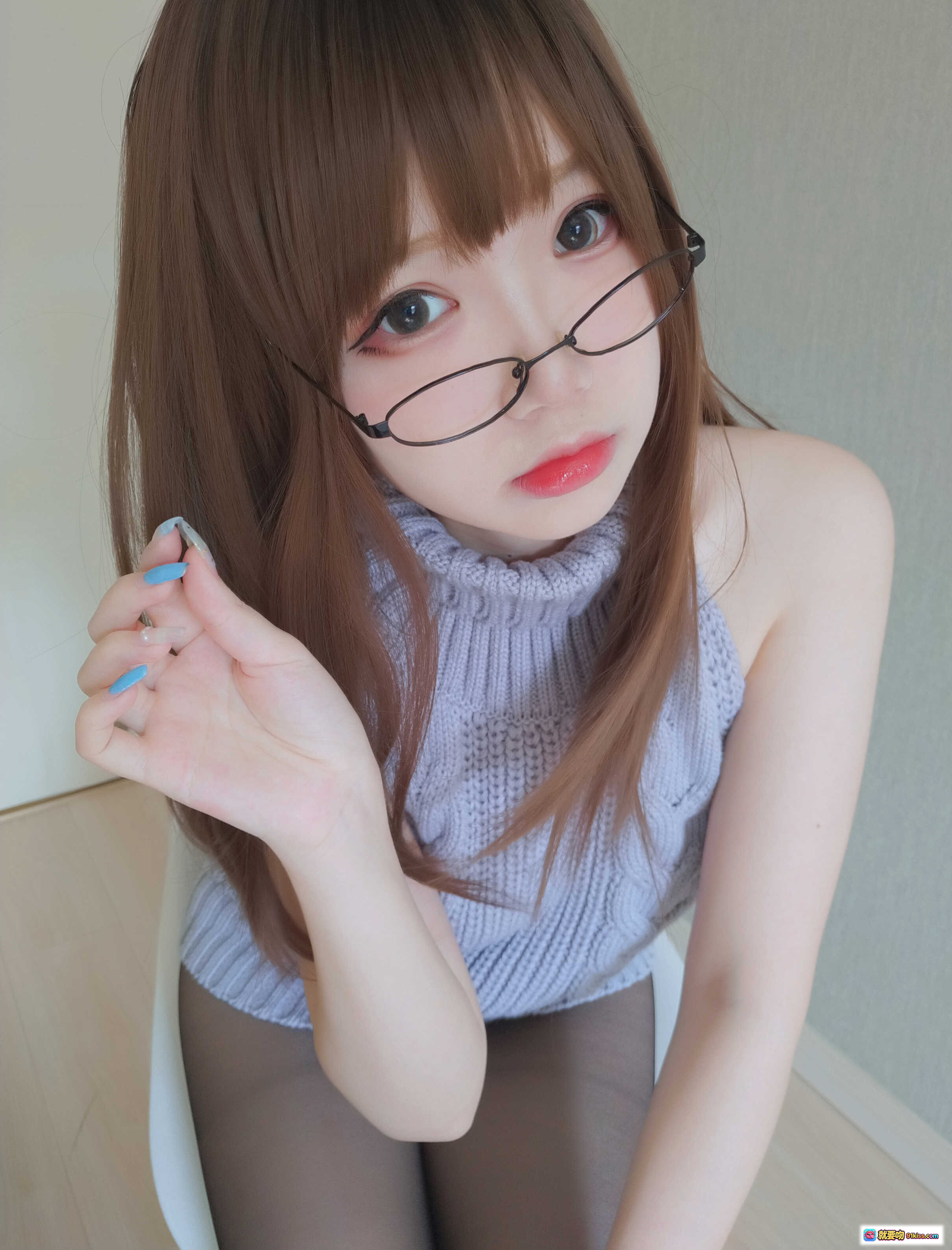 图片[7] - 雪晴Astra NO.021 黑丝漏背毛衣写真 甜美长发眼镜少女 高领针织无袖造型 清新室内自拍风格 - 就要吻