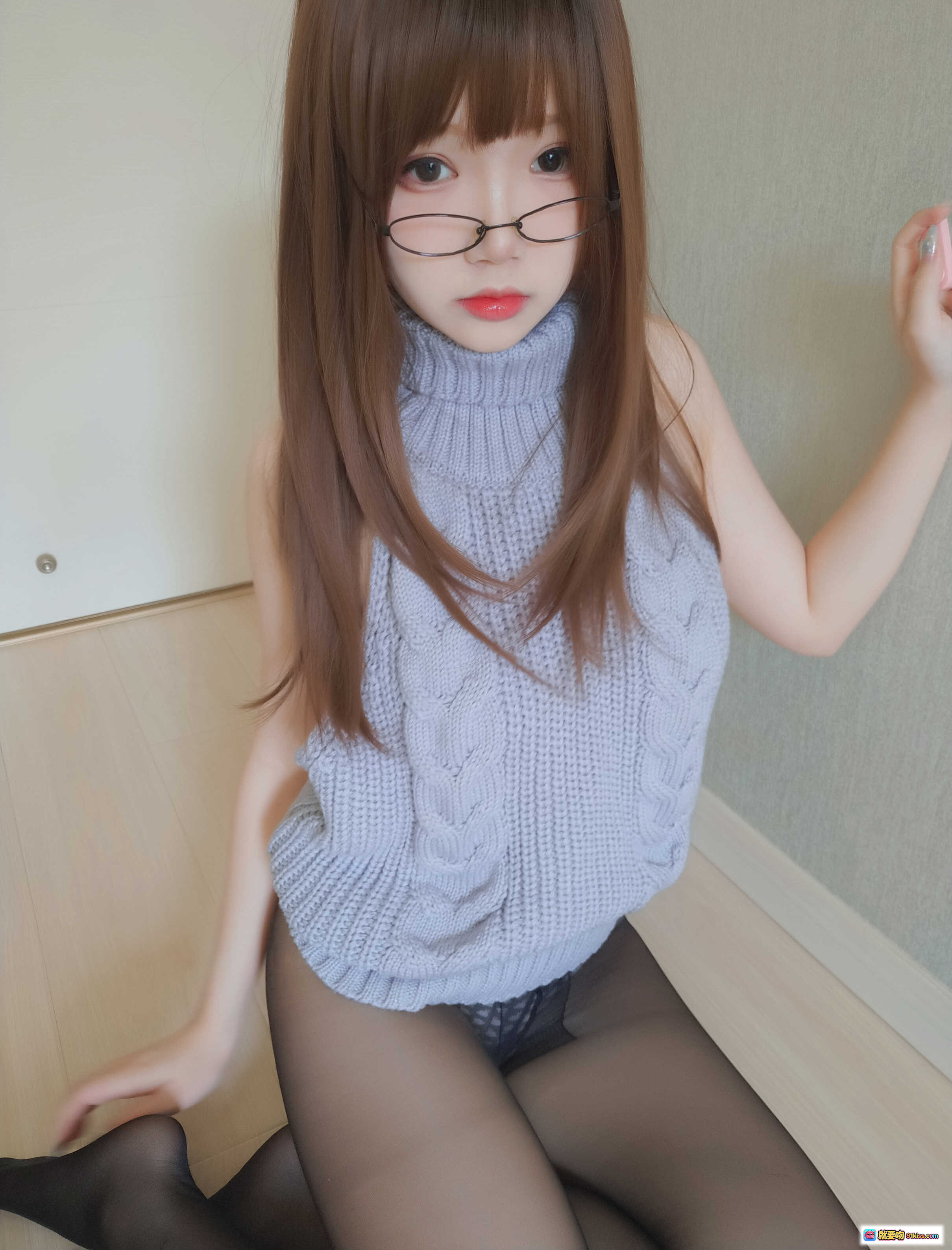 图片[6] - 雪晴Astra NO.021 黑丝漏背毛衣写真 甜美长发眼镜少女 高领针织无袖造型 清新室内自拍风格 - 就要吻