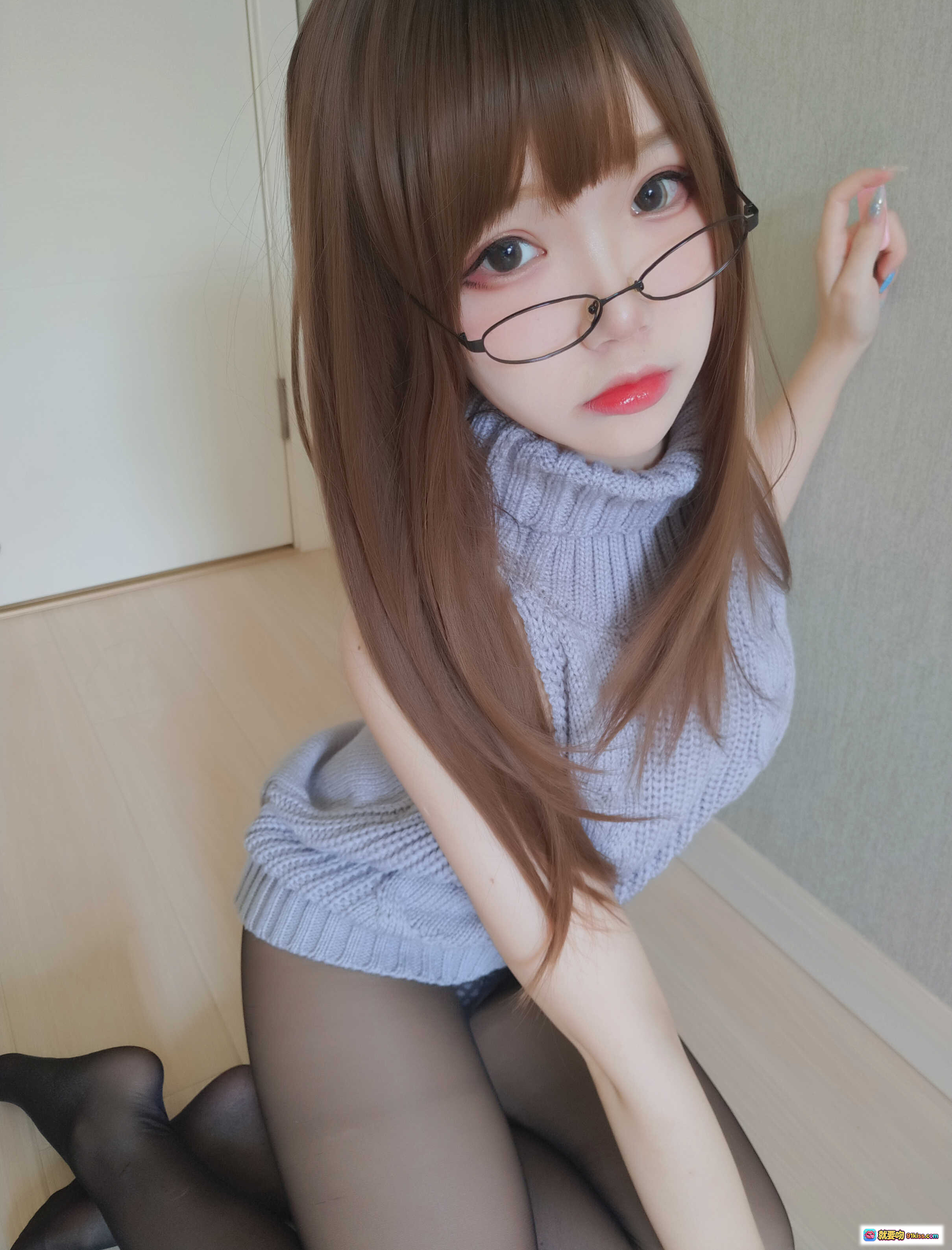 图片[4] - 雪晴Astra NO.021 黑丝漏背毛衣写真 甜美长发眼镜少女 高领针织无袖造型 清新室内自拍风格 - 就要吻