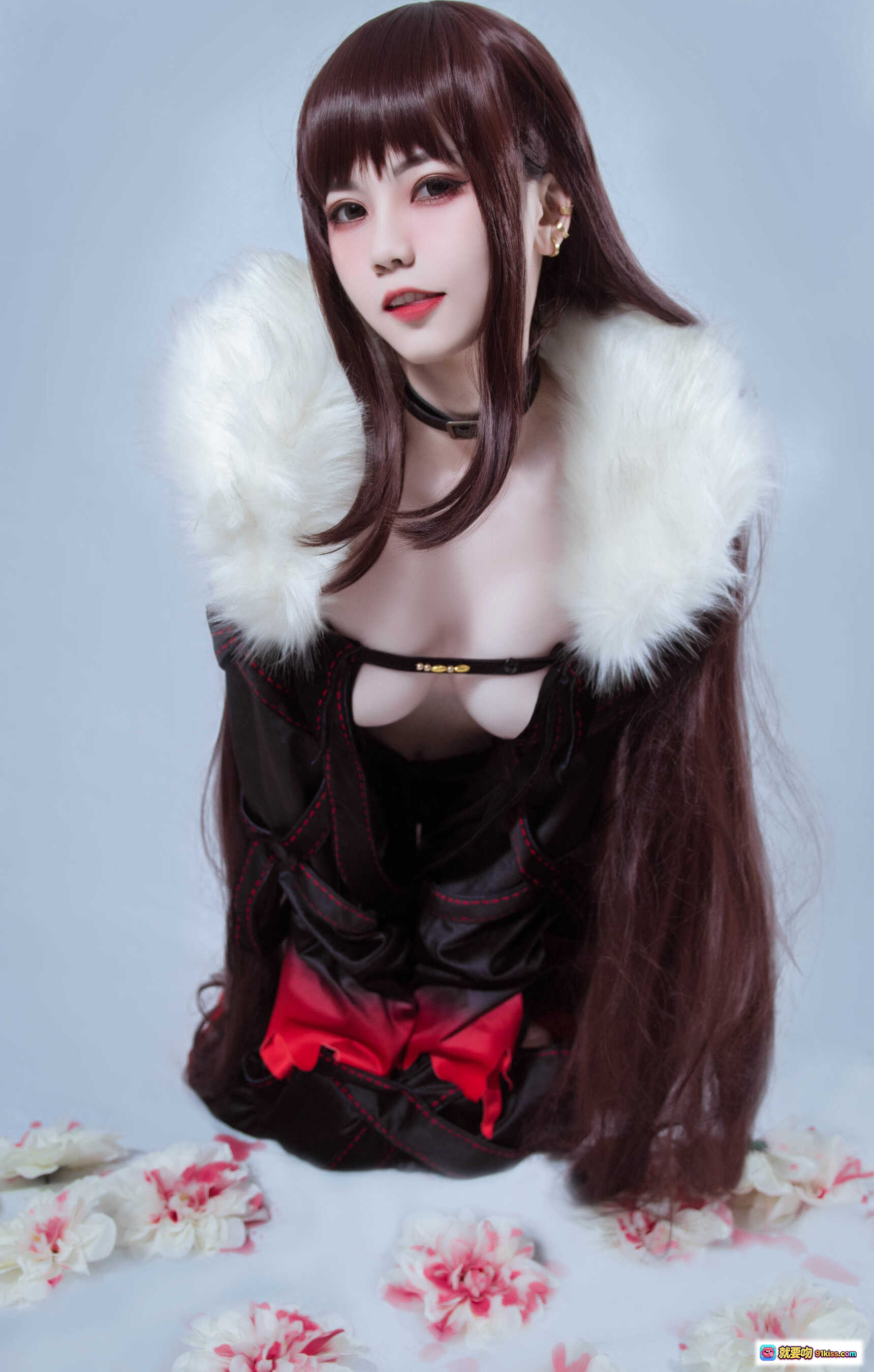 图片[2] - 虞姬COS写真 | 红黑战袍+白毛领+花瓣散落 | 你的负卿NO.014 | 10P高清美图 - 就要吻