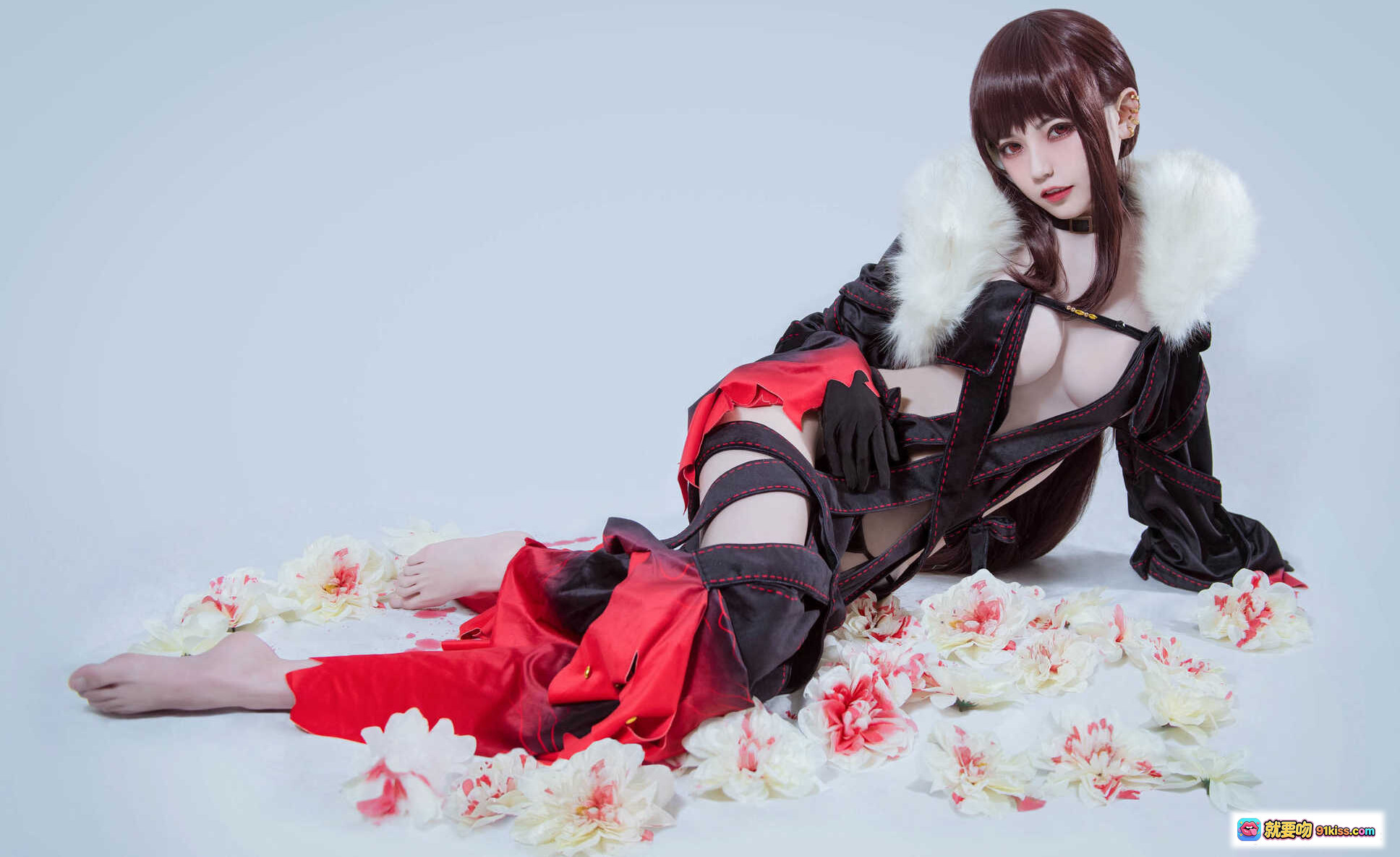 图片[9] - 虞姬COS写真 | 红黑战袍+白毛领+花瓣散落 | 你的负卿NO.014 | 10P高清美图 - 就要吻