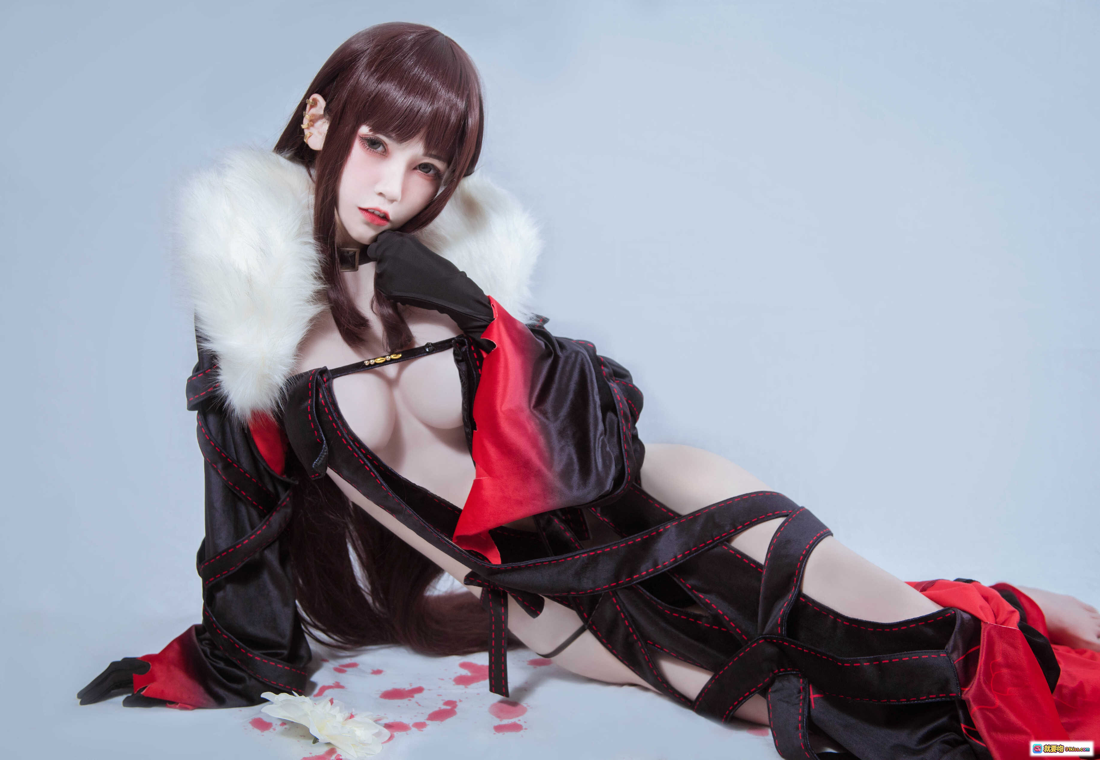 图片[5] - 虞姬COS写真 | 红黑战袍+白毛领+花瓣散落 | 你的负卿NO.014 | 10P高清美图 - 就要吻