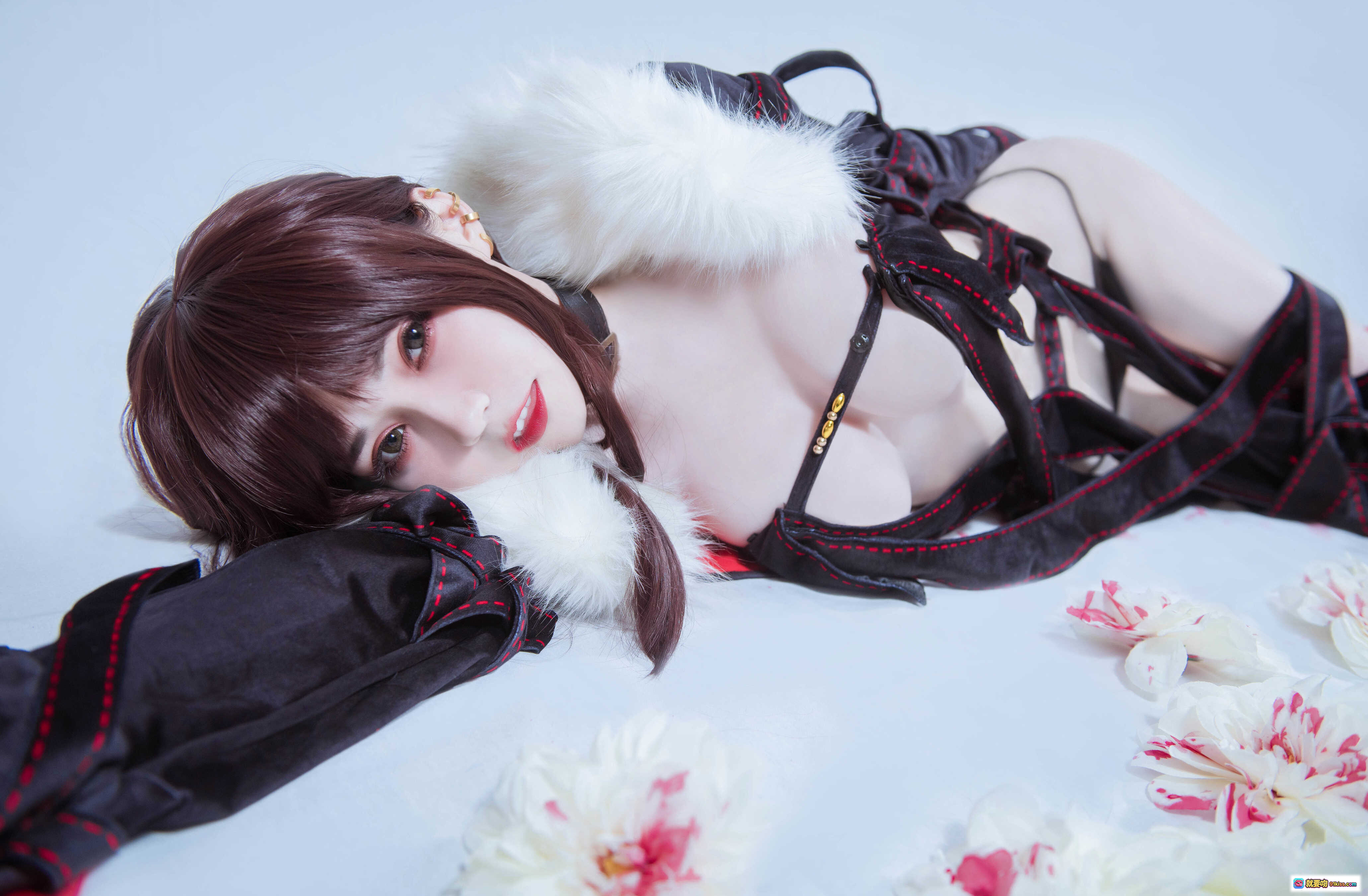 图片[8] - 虞姬COS写真 | 红黑战袍+白毛领+花瓣散落 | 你的负卿NO.014 | 10P高清美图 - 就要吻