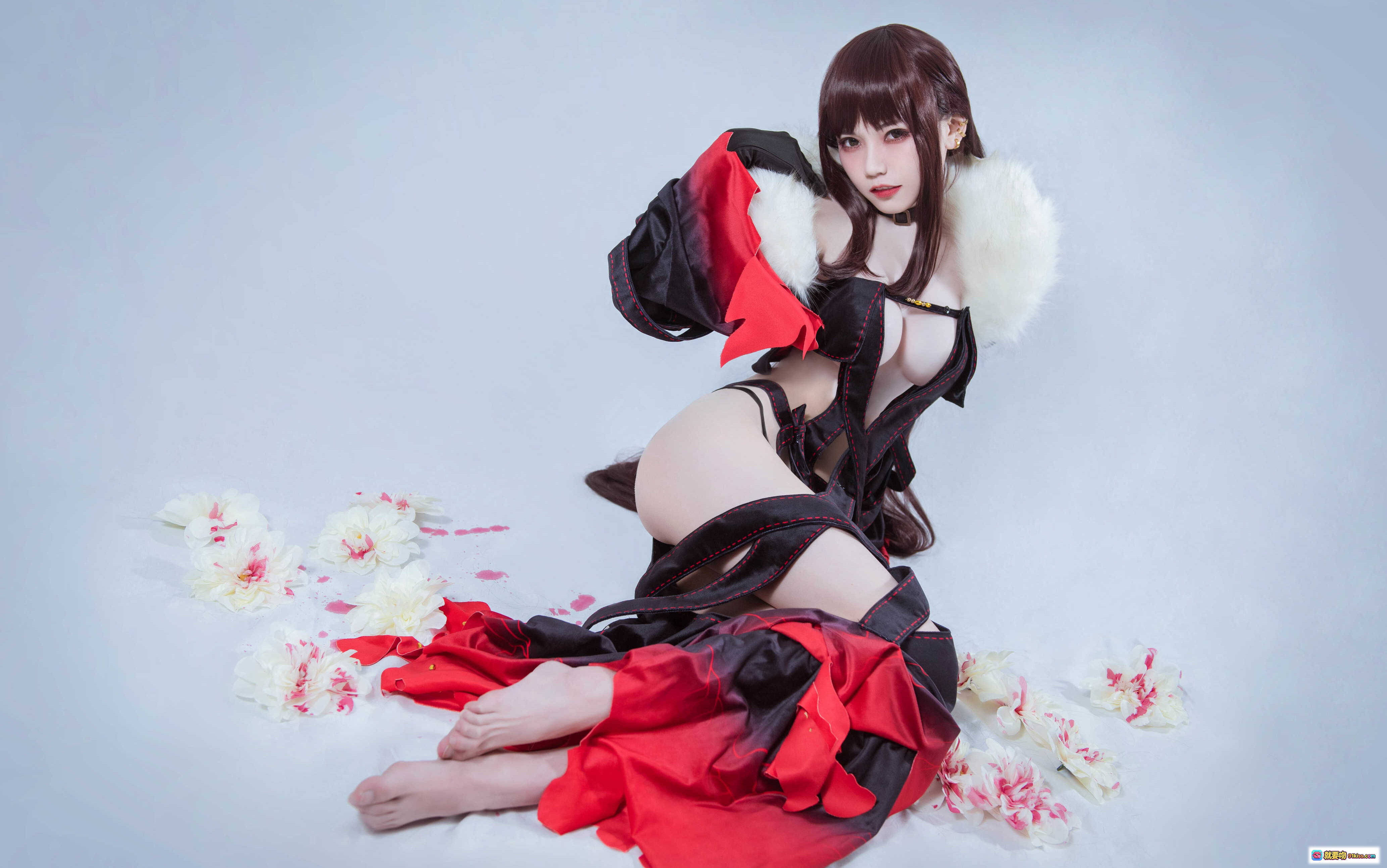 图片[7] - 虞姬COS写真 | 红黑战袍+白毛领+花瓣散落 | 你的负卿NO.014 | 10P高清美图 - 就要吻