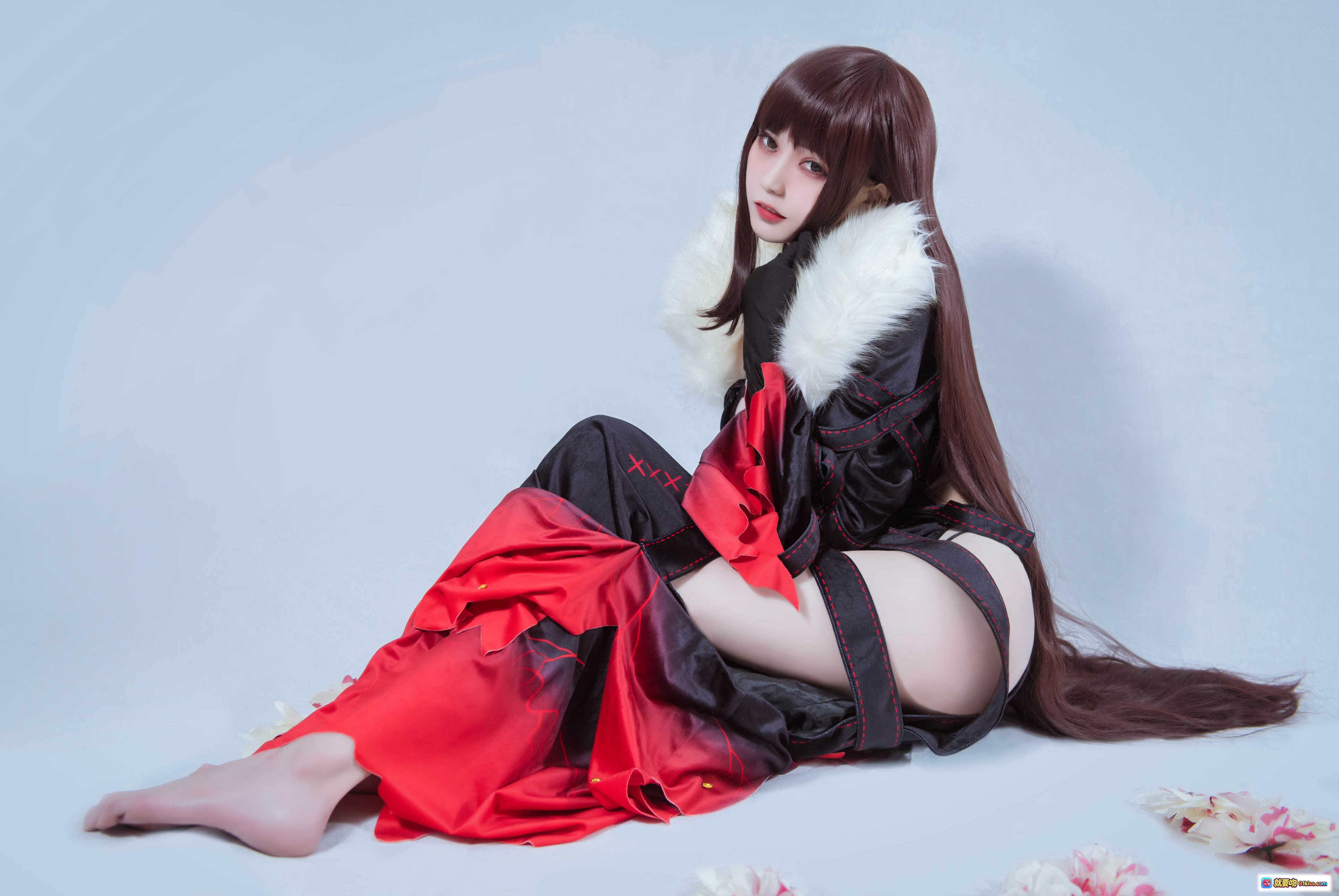 图片[3] - 虞姬COS写真 | 红黑战袍+白毛领+花瓣散落 | 你的负卿NO.014 | 10P高清美图 - 就要吻