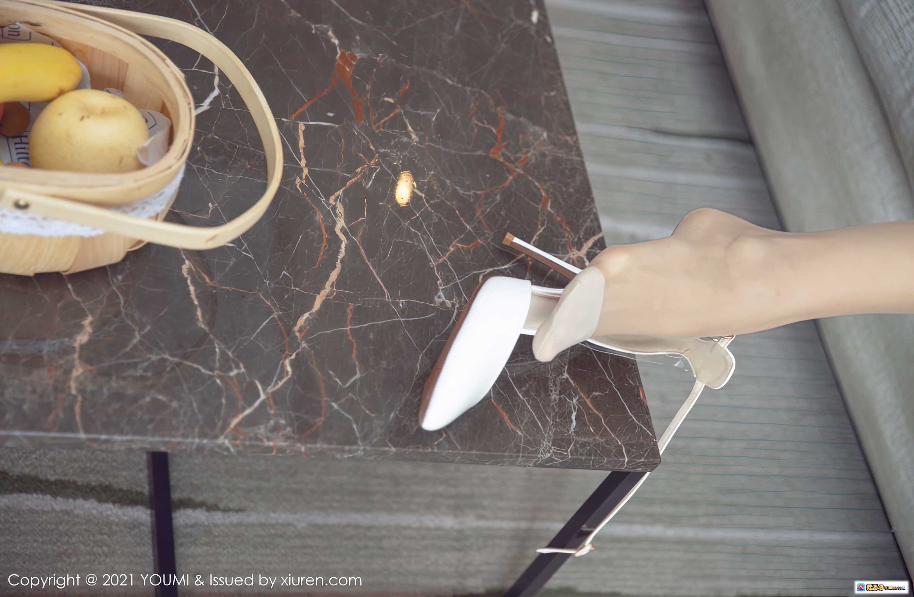 图片[7] - 蓝夏Akasha优雅美腿高跟鞋写真 | YOUMI Vol.646 2021.05.26 精致大理石茶几搭配白色细跟凉鞋性感私房照 - 就要吻