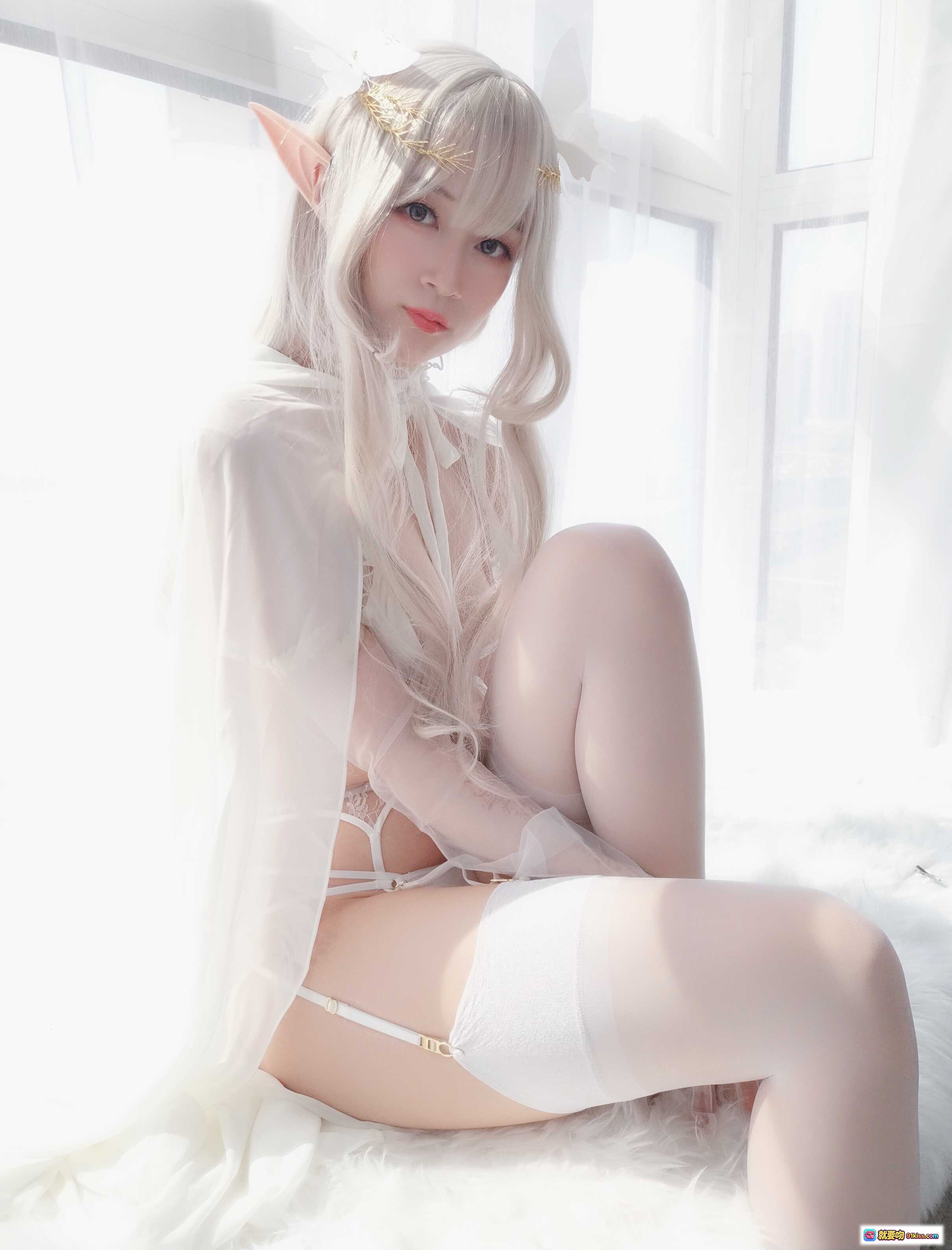 图片[2] - 白银81 NO.021 纯白精灵cos写真 45P高清图集 白发精灵耳 透明薄纱内衣 白色丝袜 窗边柔光拍摄 优雅性感姿势 - 就要吻