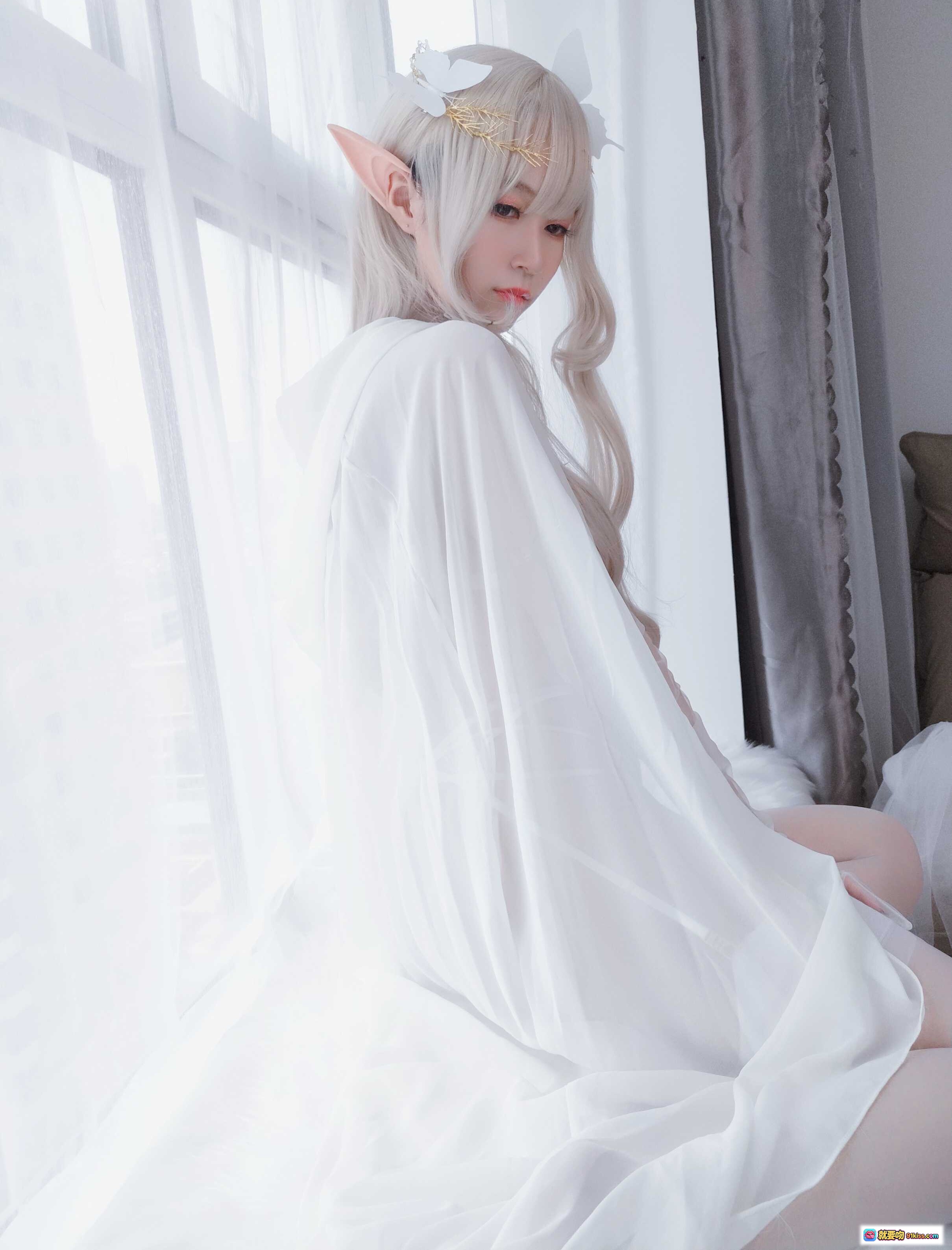 图片[6] - 白银81 NO.021 纯白精灵cos写真 45P高清图集 白发精灵耳 透明薄纱内衣 白色丝袜 窗边柔光拍摄 优雅性感姿势 - 就要吻