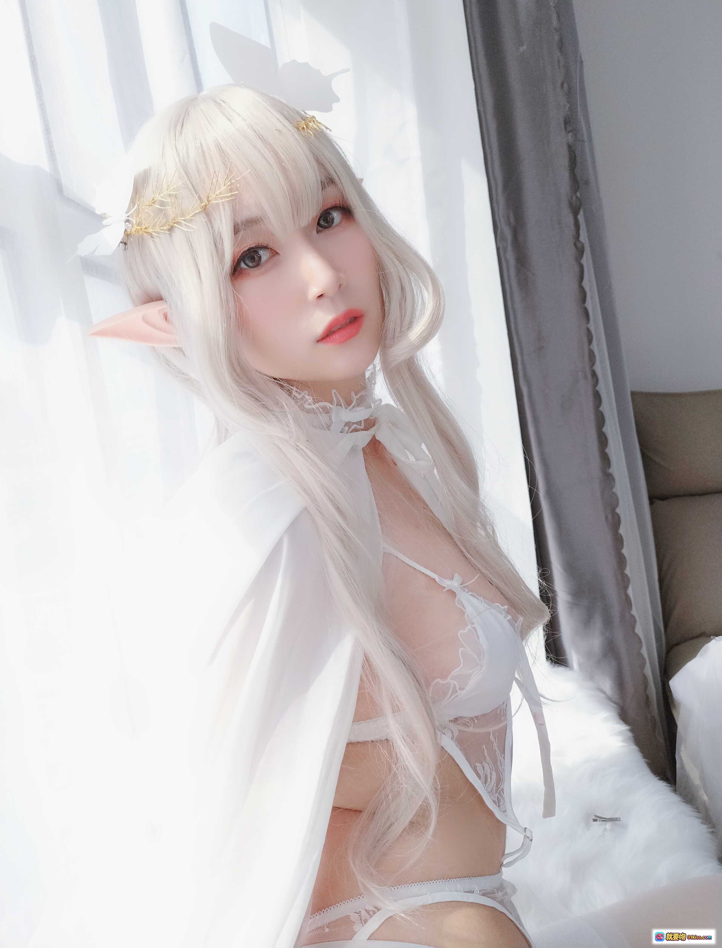 图片[3] - 白银81 NO.021 纯白精灵cos写真 45P高清图集 白发精灵耳 透明薄纱内衣 白色丝袜 窗边柔光拍摄 优雅性感姿势 - 就要吻