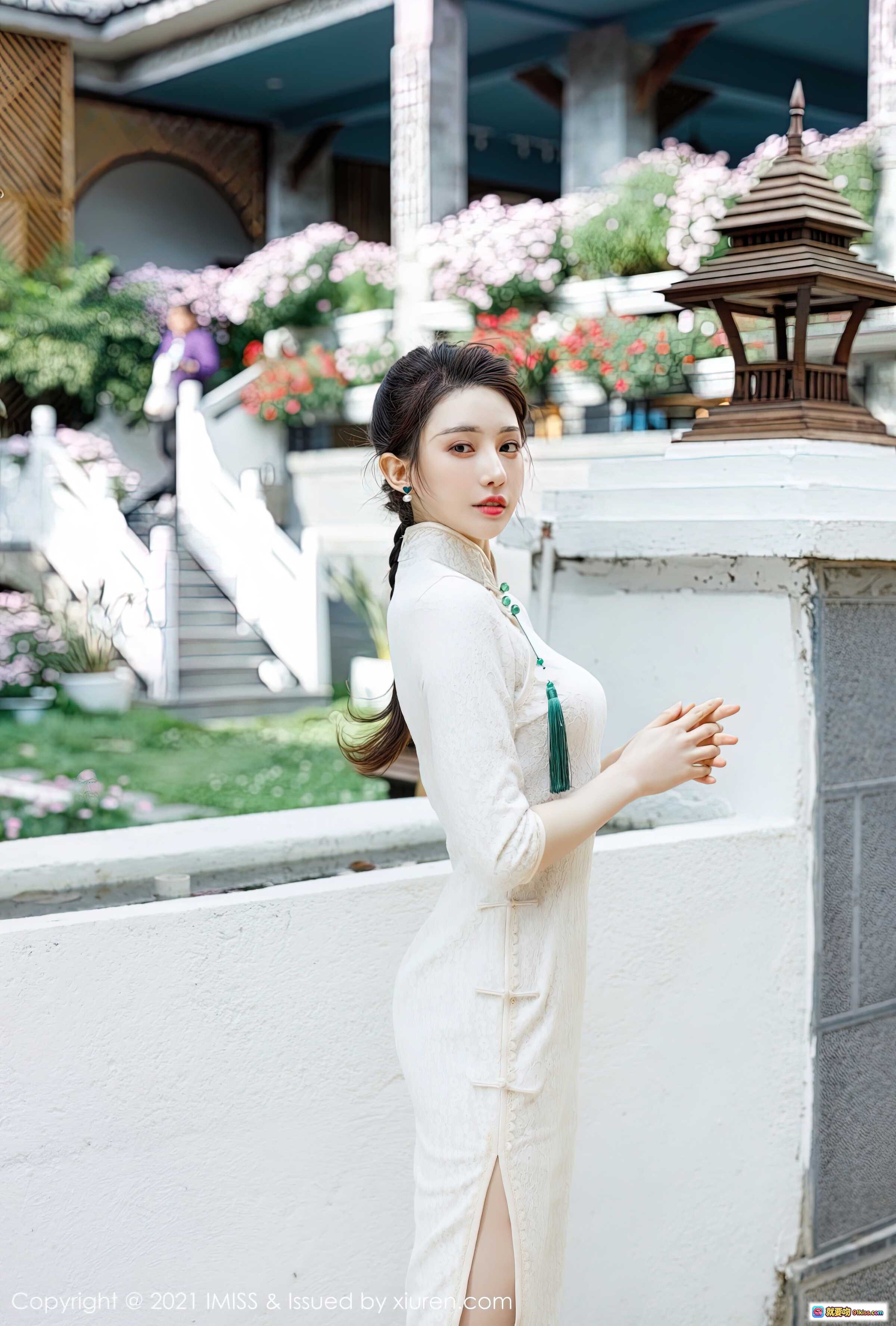 Lynn刘奕宁身穿白色旗袍优雅写真 | 2021IMiss Vol.586高清人像摄影 | 旗袍美女庭院花景自然风 - 就要吻