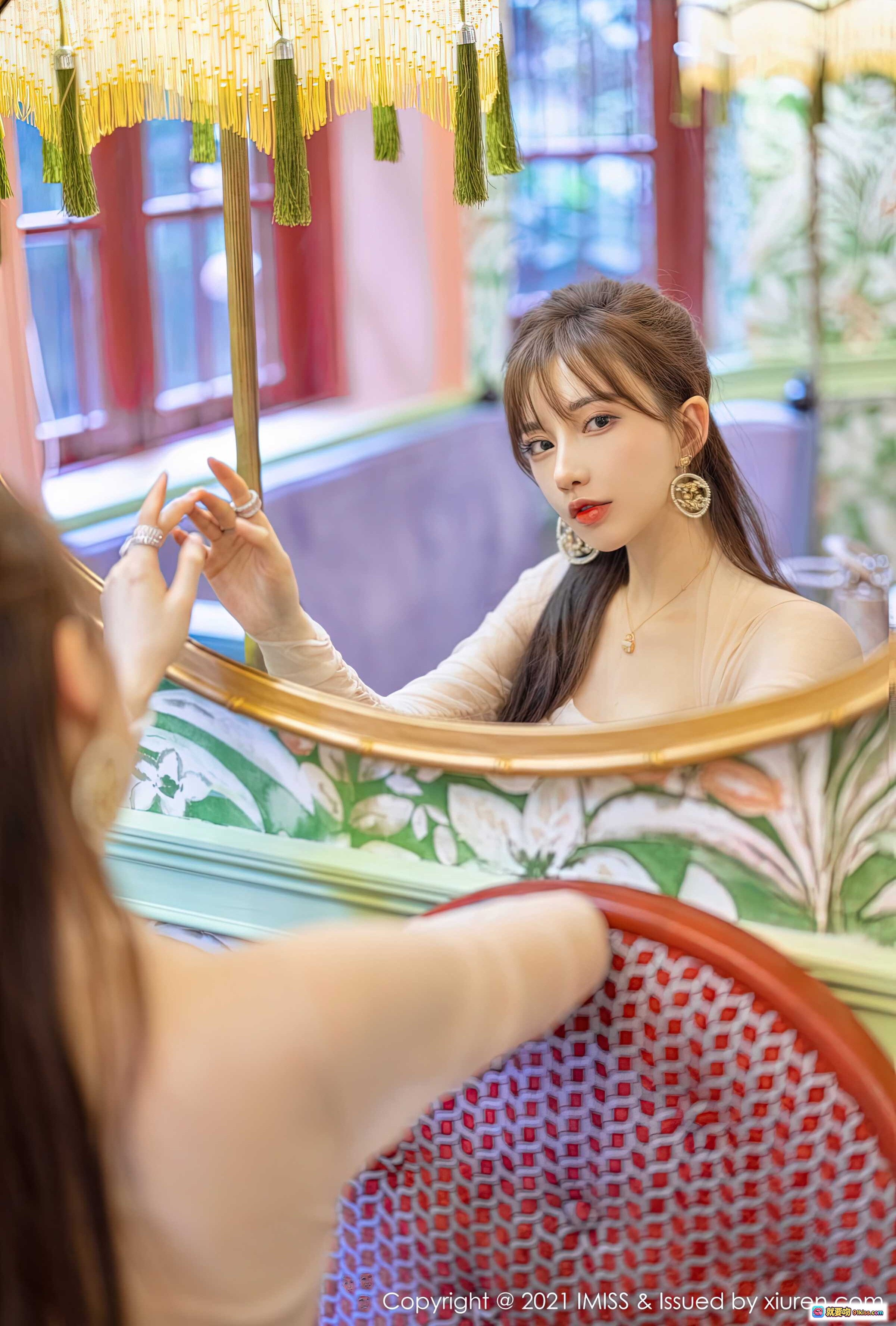 图片[8] - Lynn刘奕宁身穿白色旗袍优雅写真 | 2021IMiss Vol.586高清人像摄影 | 旗袍美女庭院花景自然风 - 就要吻