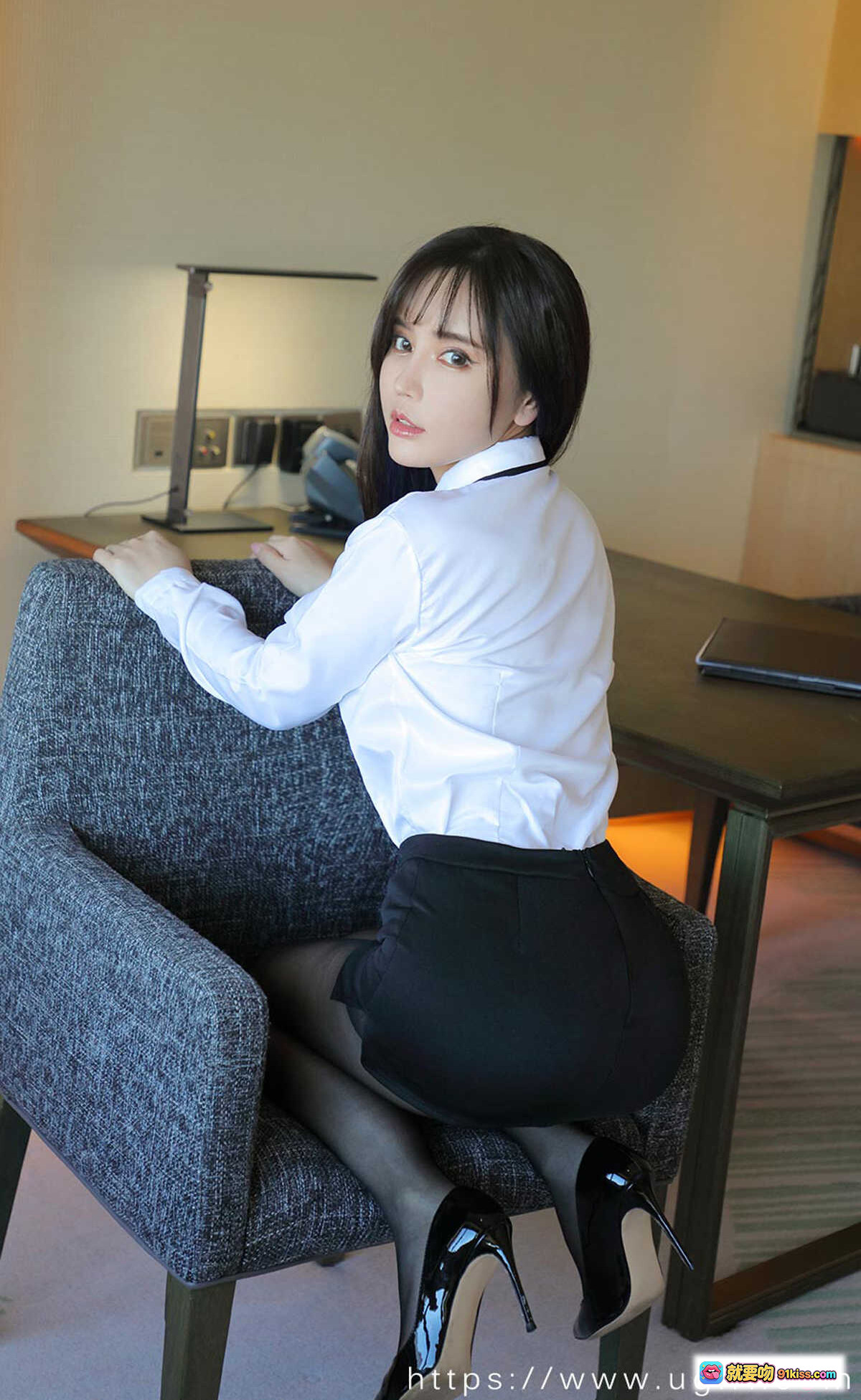 图片[6] - 艾小青白衬衫黑短裙职场风写真 – Ugirls尤果网爱尤物No.2132高清美图 - 就要吻