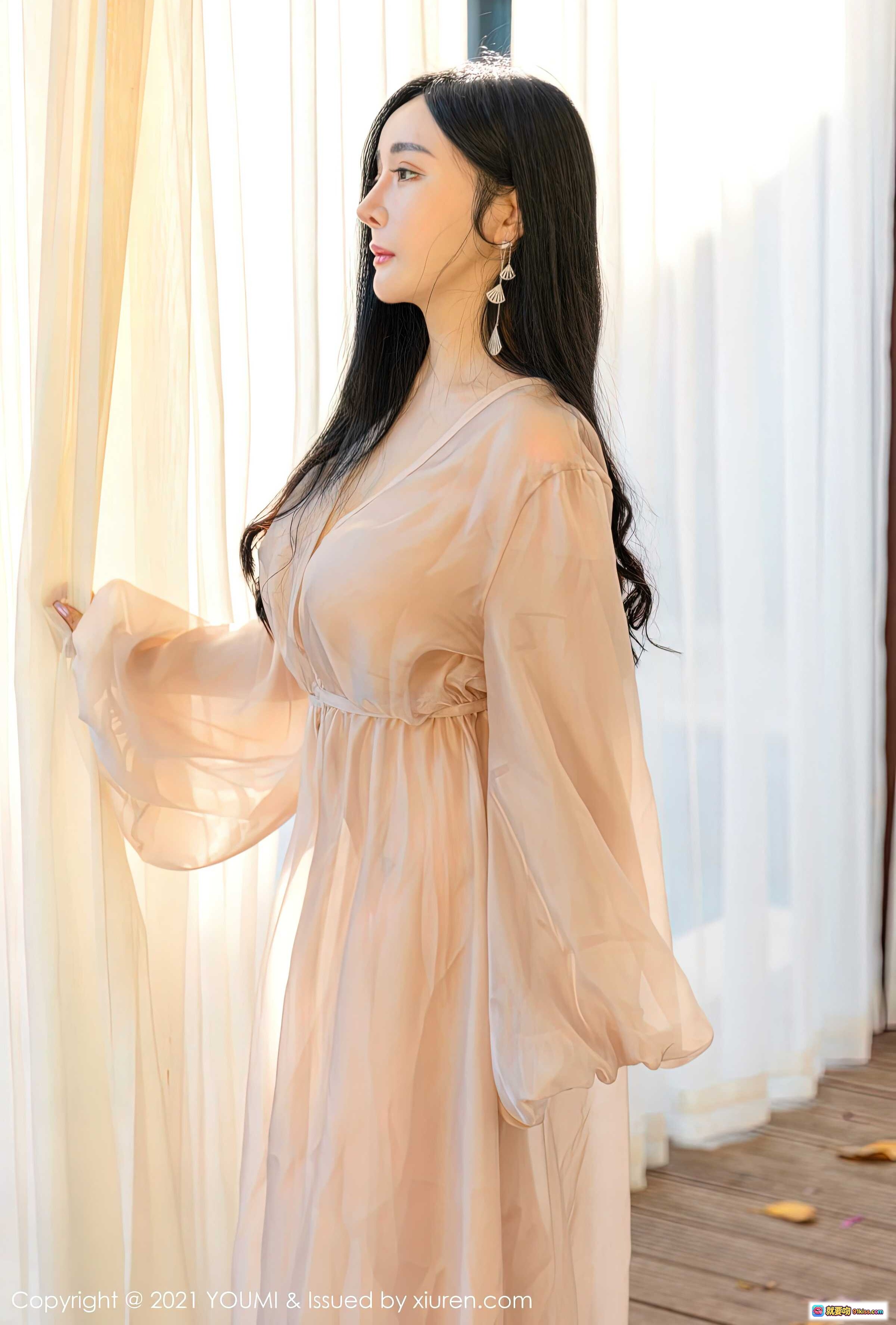 图片[9] - 允爾YOUMI2021.04.19 Vol.631 粉色透视长裙优雅写真 丝质飘逸V领设计 窗边柔光氛围感美女摄影 - 就要吻