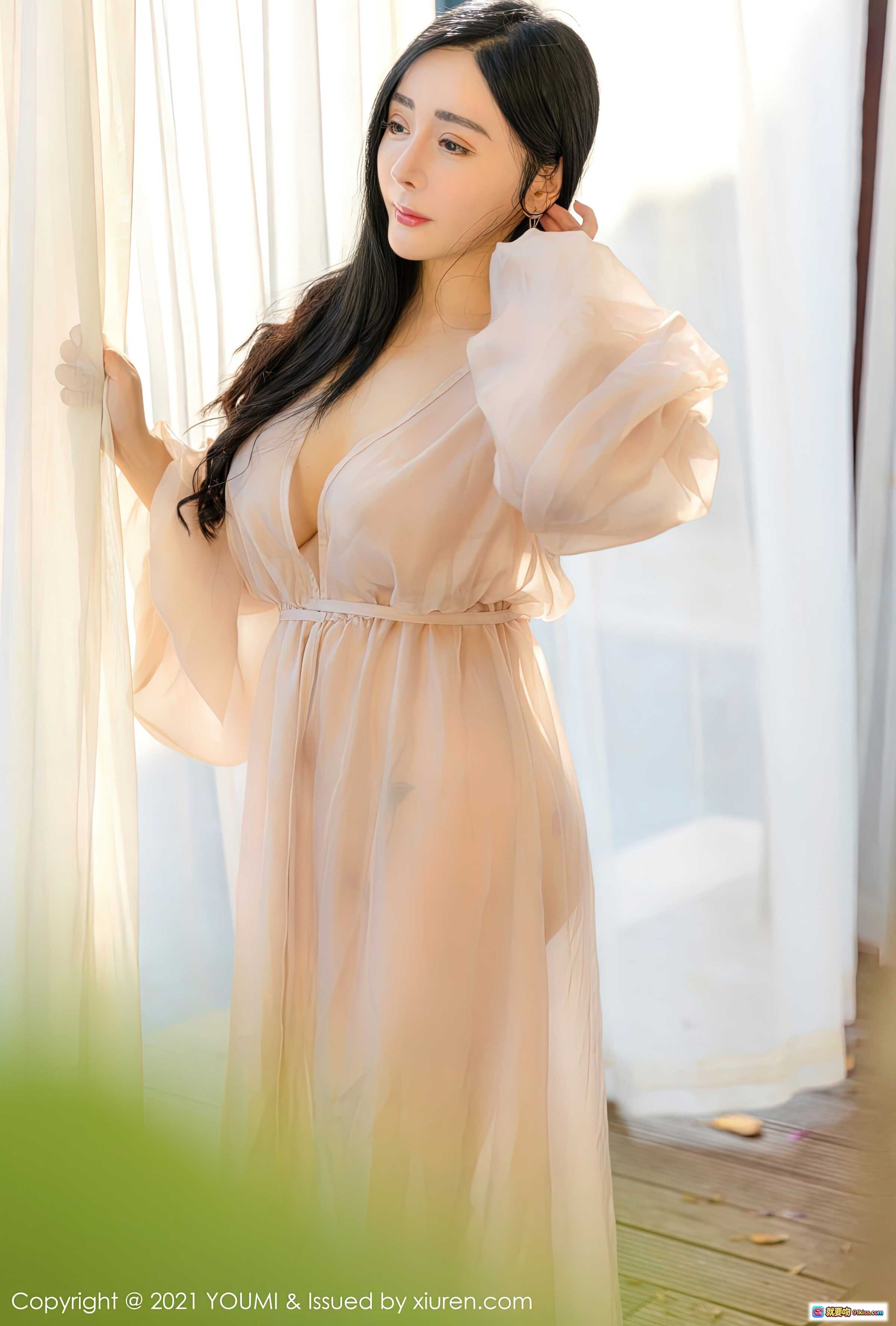 图片[10] - 允爾YOUMI2021.04.19 Vol.631 粉色透视长裙优雅写真 丝质飘逸V领设计 窗边柔光氛围感美女摄影 - 就要吻