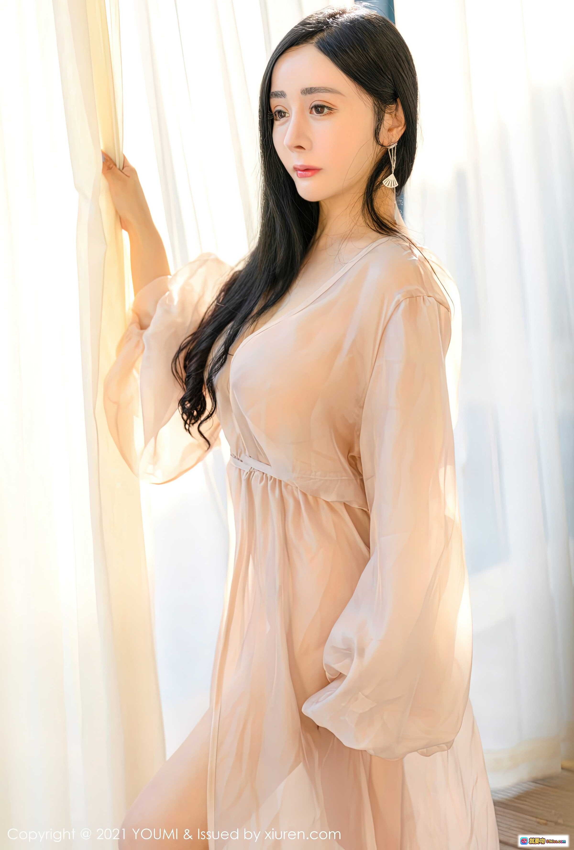 图片[6] - 允爾YOUMI2021.04.19 Vol.631 粉色透视长裙优雅写真 丝质飘逸V领设计 窗边柔光氛围感美女摄影 - 就要吻