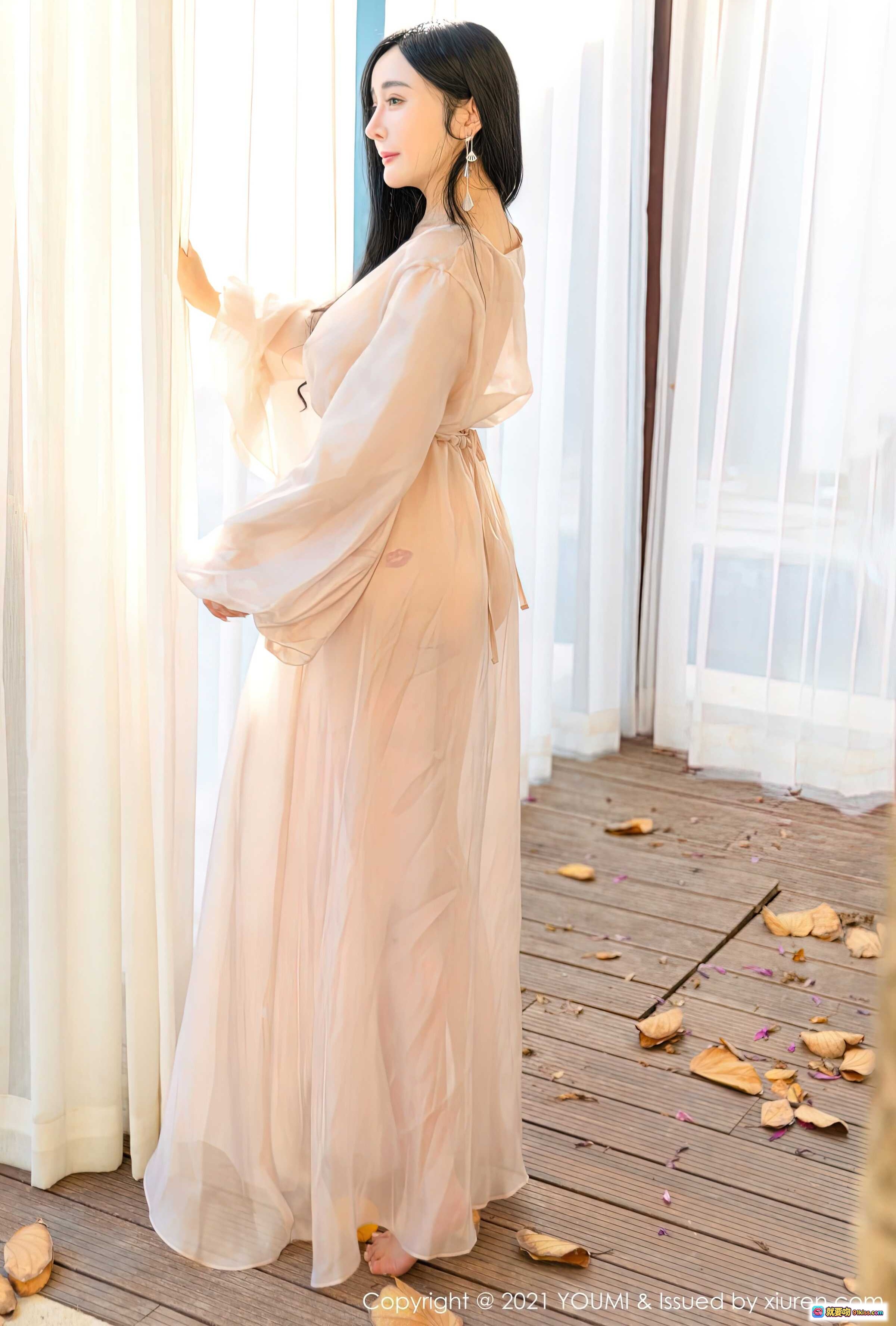 图片[5] - 允爾YOUMI2021.04.19 Vol.631 粉色透视长裙优雅写真 丝质飘逸V领设计 窗边柔光氛围感美女摄影 - 就要吻