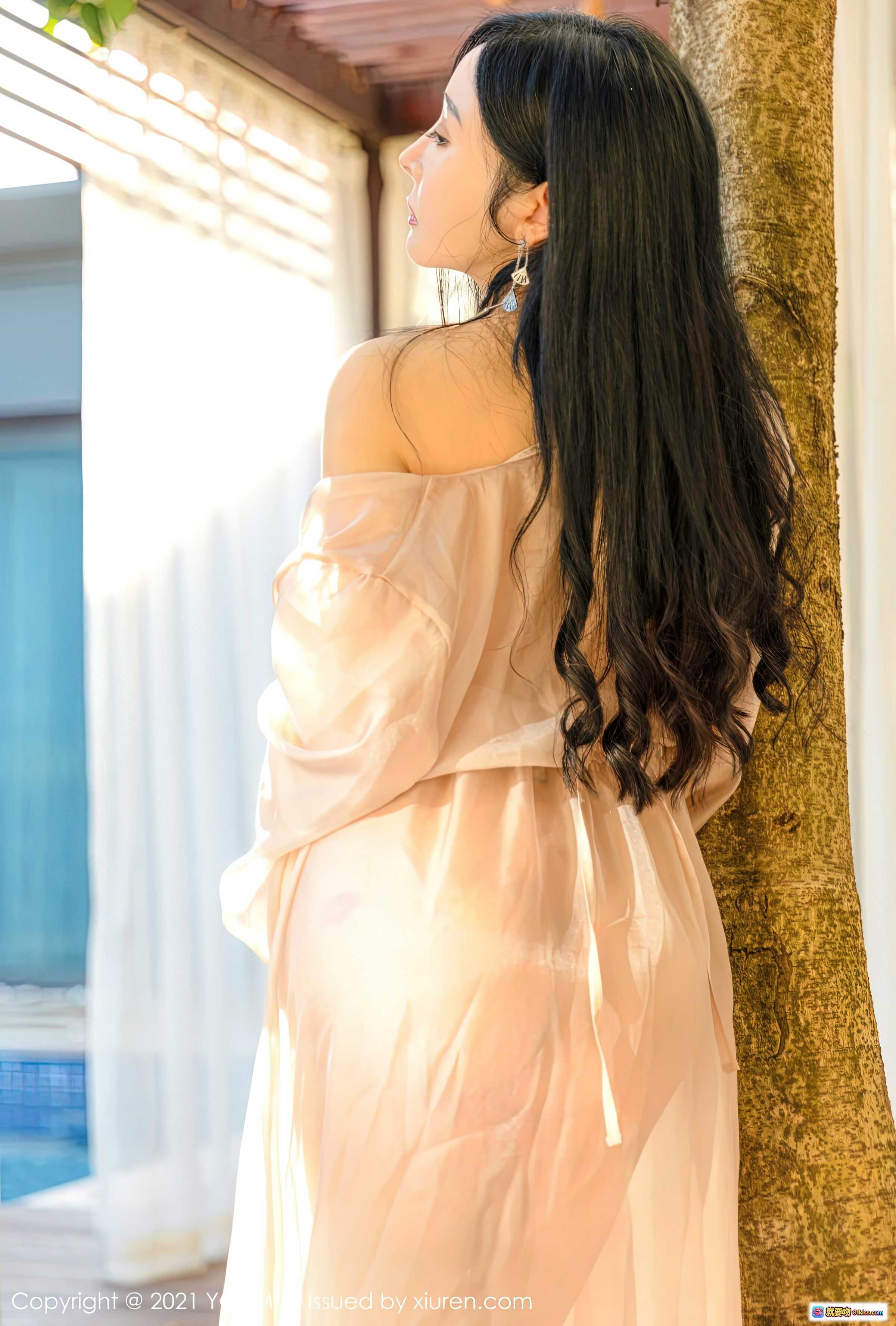 图片[7] - 允爾YOUMI2021.04.19 Vol.631 粉色透视长裙优雅写真 丝质飘逸V领设计 窗边柔光氛围感美女摄影 - 就要吻