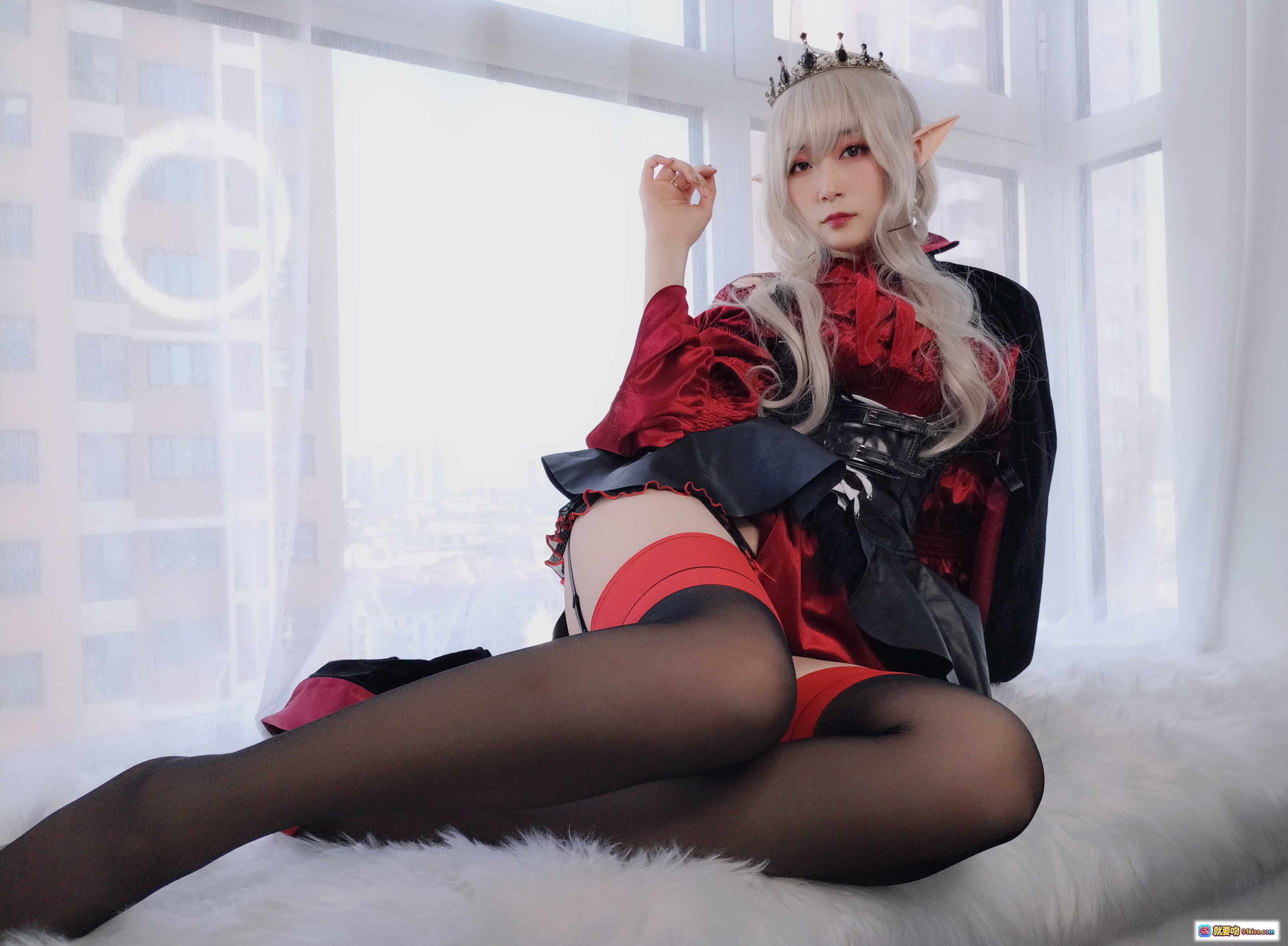 图片[4] - 白银81 NO.019 皇家吸血鬼Cosplay 精灵耳黑红斗篷女王装 胸部蕾丝绑带 腹部心形纹身 高跟袜吊带袜 室内窗景写真 - 就要吻