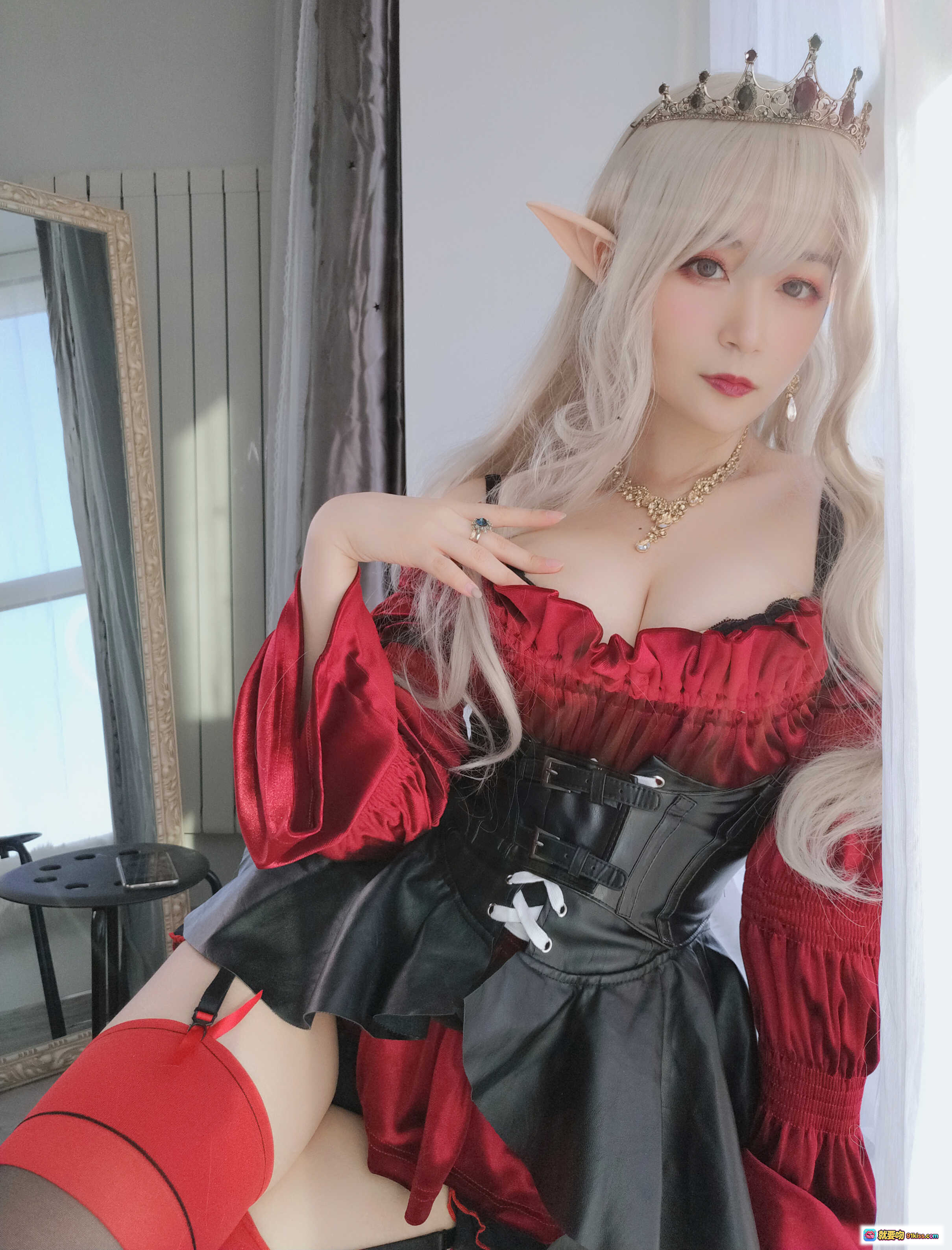 图片[2] - 白银81 NO.019 皇家吸血鬼Cosplay 精灵耳黑红斗篷女王装 胸部蕾丝绑带 腹部心形纹身 高跟袜吊带袜 室内窗景写真 - 就要吻