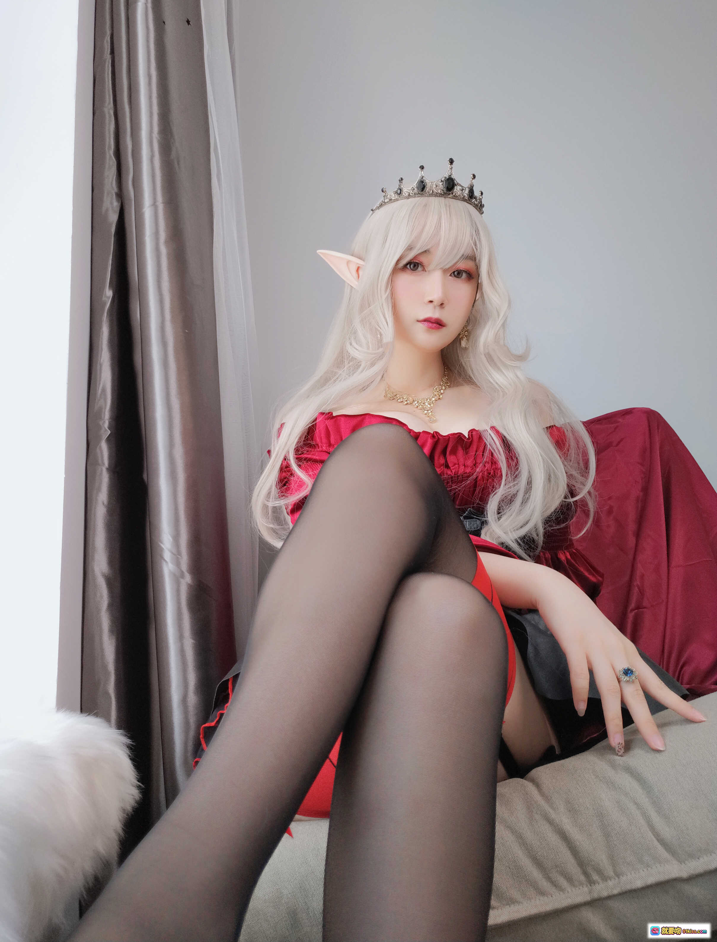图片[3] - 白银81 NO.019 皇家吸血鬼Cosplay 精灵耳黑红斗篷女王装 胸部蕾丝绑带 腹部心形纹身 高跟袜吊带袜 室内窗景写真 - 就要吻