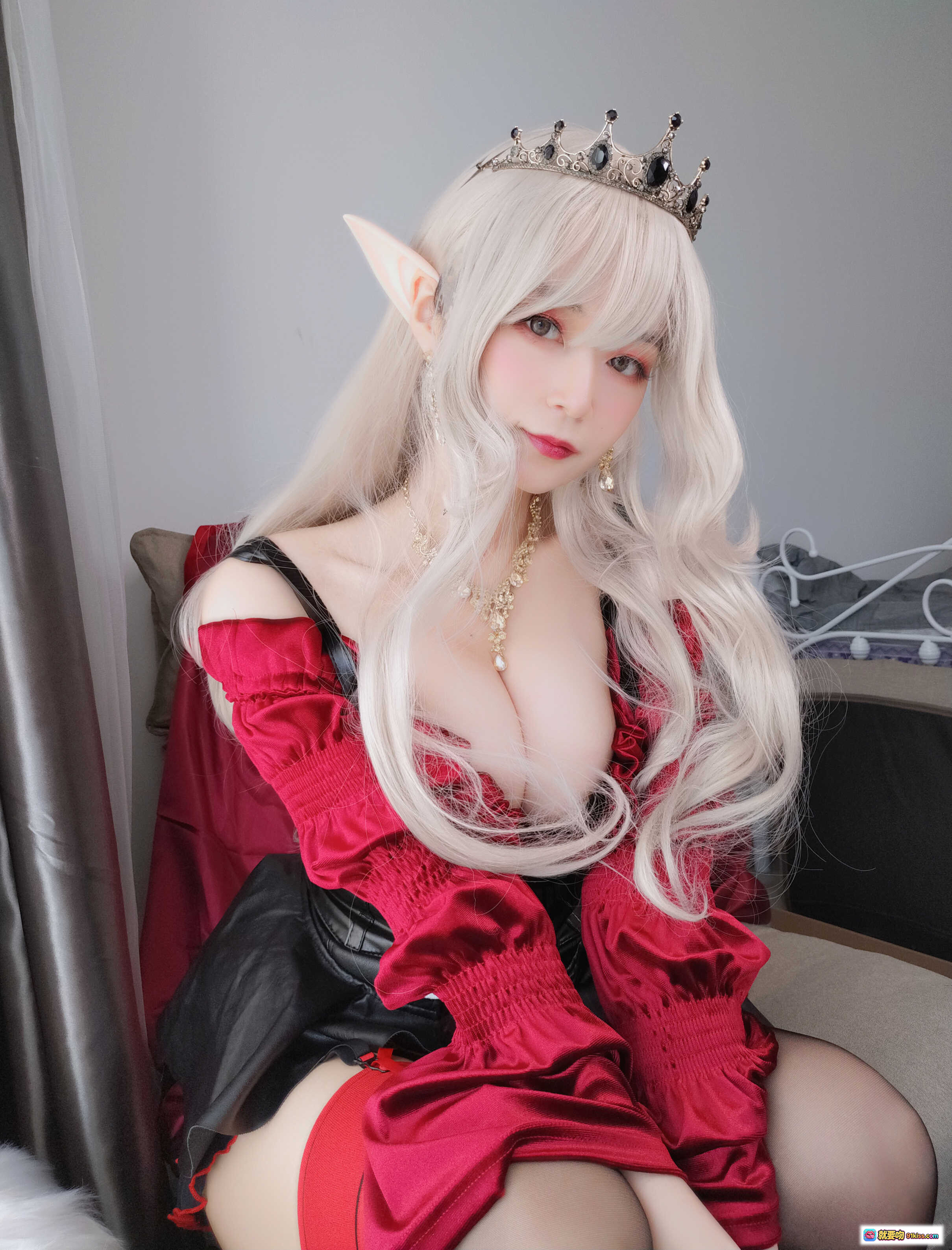 图片[6] - 白银81 NO.019 皇家吸血鬼Cosplay 精灵耳黑红斗篷女王装 胸部蕾丝绑带 腹部心形纹身 高跟袜吊带袜 室内窗景写真 - 就要吻