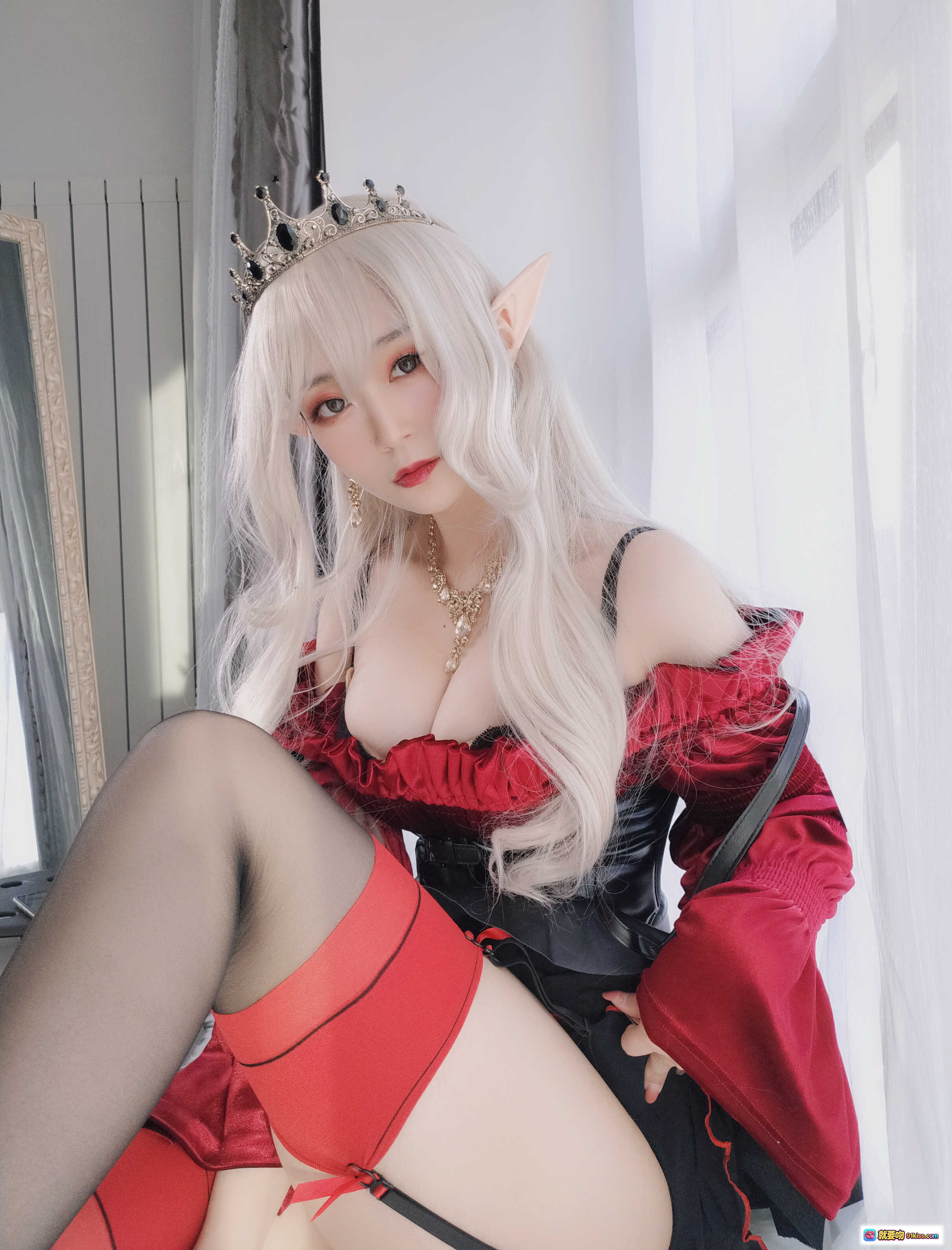 图片[7] - 白银81 NO.019 皇家吸血鬼Cosplay 精灵耳黑红斗篷女王装 胸部蕾丝绑带 腹部心形纹身 高跟袜吊带袜 室内窗景写真 - 就要吻